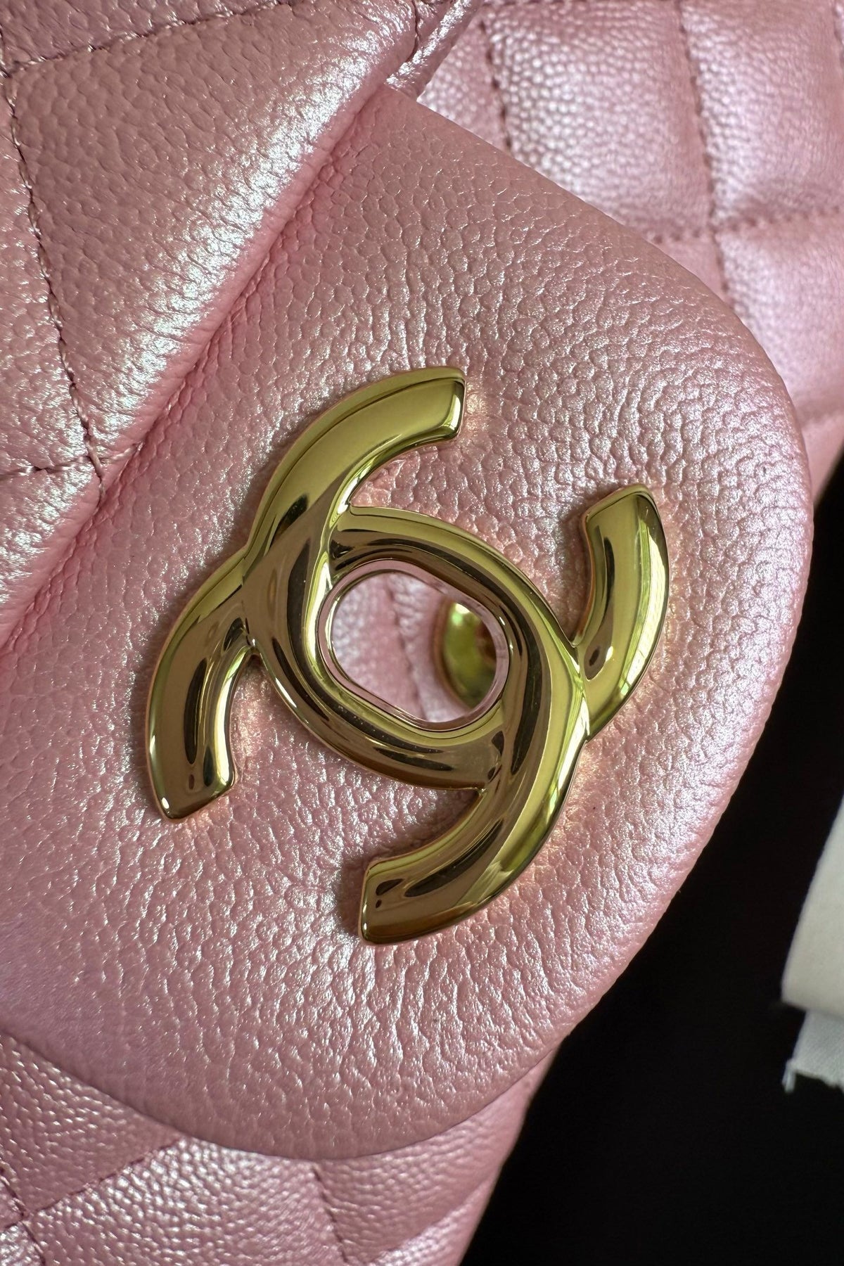 CF1116 new product fine ball pearlescent cowhide caviar (ball pattern) brand new upgraded version of the top original single item. Original leather imported from France. The fullness of the rhombus. The shape of the whole bag is particularly perfect in