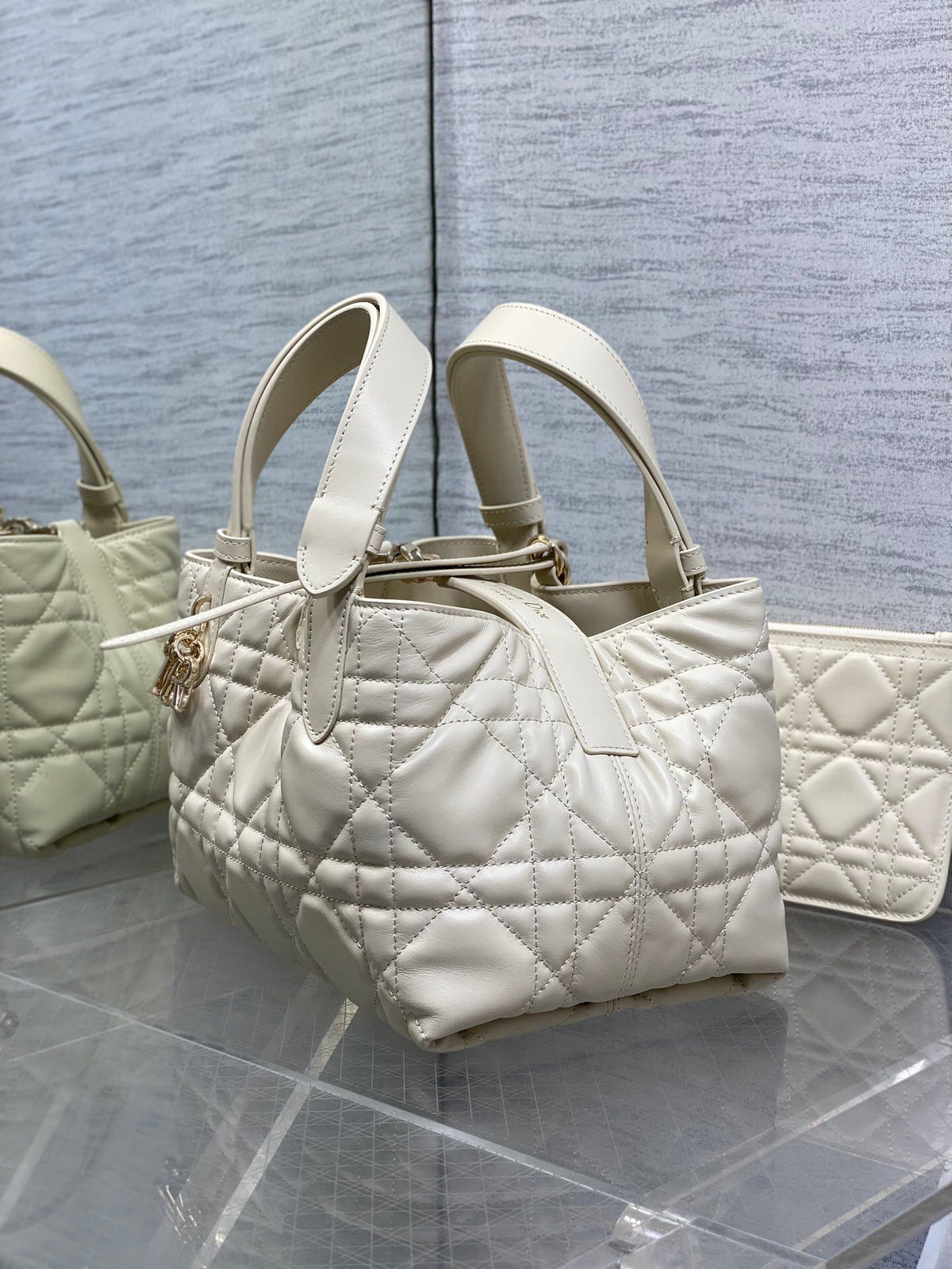 Small size spot Toujours series brick cabinet latest ivory white is a bit too beautiful. The bag color is super tender, super summer, and the design of the super large diamond grid is matched with classic letter accessories, modern and fashionable. The