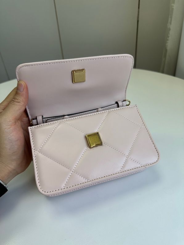 Black Kira diamond patterned mini handheld chain with coin clip layer, leather longitudinal extension, diamond patterned fluffiness like clouds, outlining diverse contours, combined with inclined double T logo decoration and dense inlay technology, making