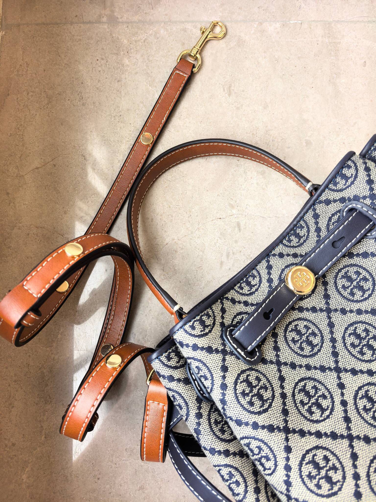 Number 923 Blue Flower Toryburch Brand New Drawstring Shopping Tote ROMY Handheld Crossbody Bucket Bag with Delicate and Thick Head Layer Leather Material and Soft Waist Contour. It is the ultimate daily handbag with light weight and spacious interior
