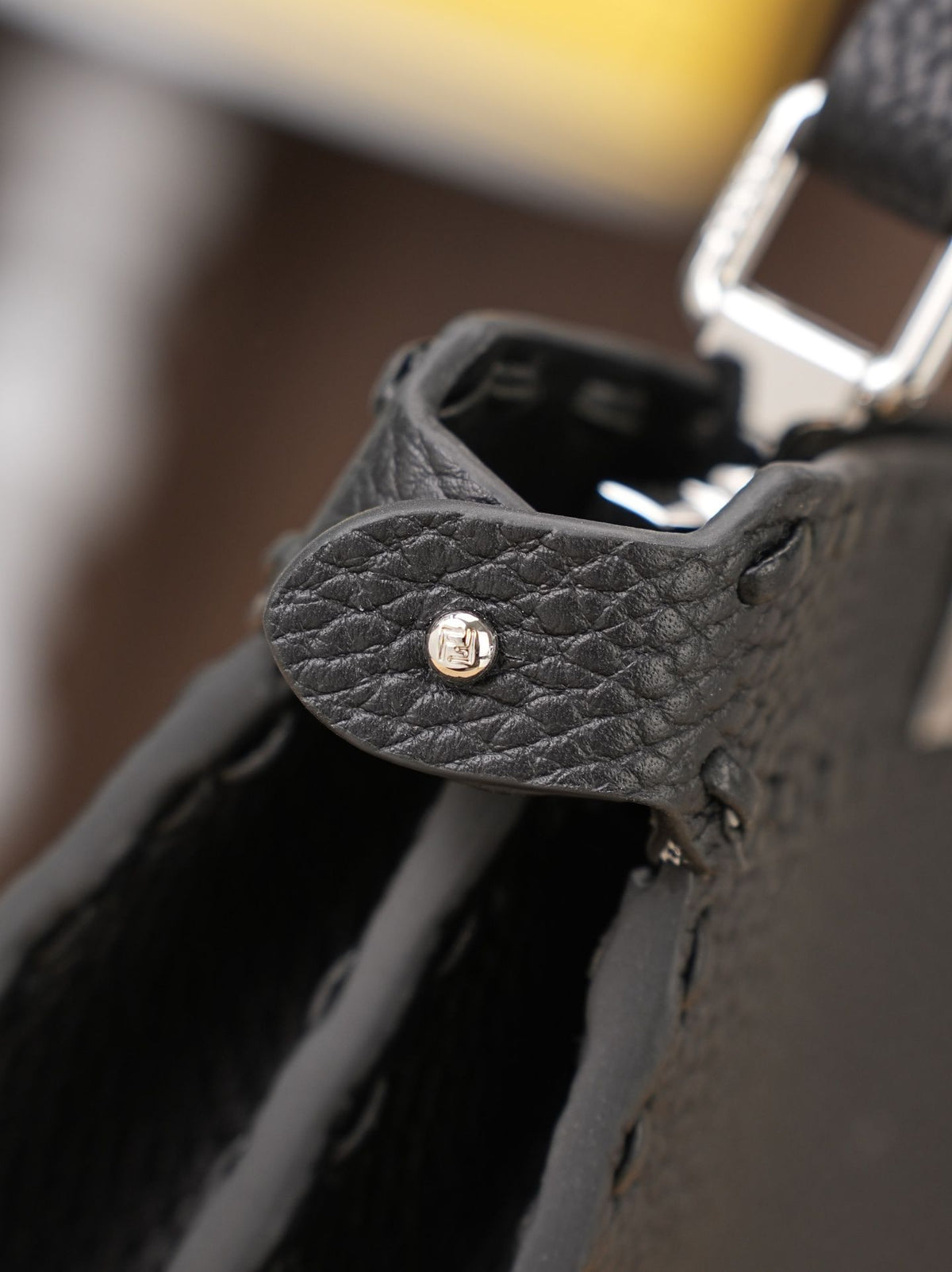 Model 15009 Black Size 20cm Detail Black Hand sewn Peekaboo ISeeU Medium Handbag Litchi Pattern Calfskin Material with Classic Twist Lock Soft Nappa Leather Lining on Both Sides Separated by Hard Dividers with Buckle Internal Pocket and Gold Metal Piece