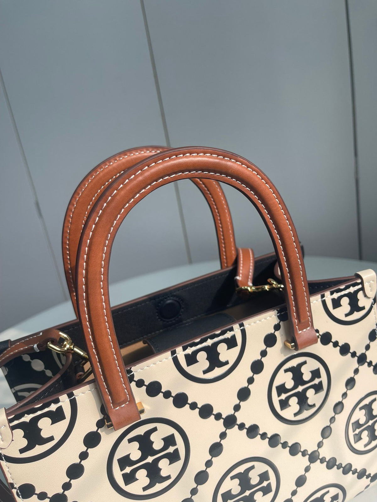 Number Y020 Black and White Collar Classic T Monogram Pattern with Embossed Leather Charm and Unique Style T Monogram Handheld Tote Bag with Detachable Cross Shoulder Strap and Soft and Delicate Suede Leather for Convenient and Orderly Storage. Each detai