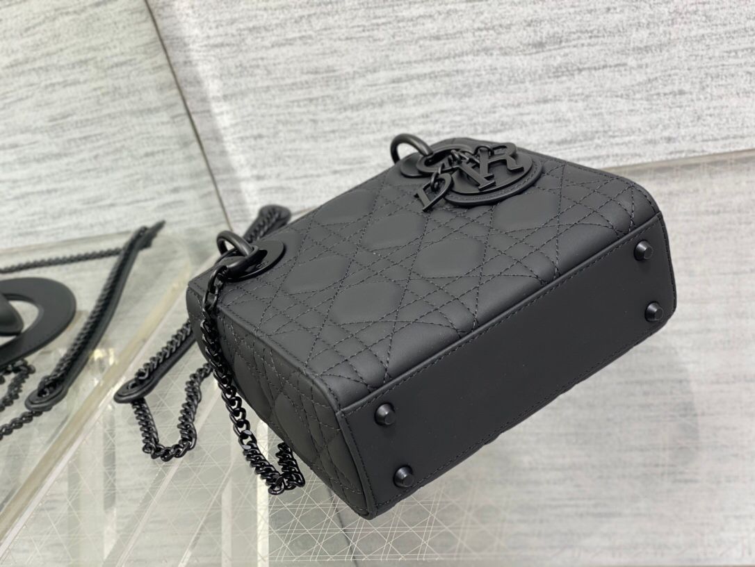 The three-compartment matte black ready-made cannage pattern matte calfskin flip-top Princess Diana bag is a must-have three-compartment small bag. It is charming, elegant and full of aura. It is also full of femininity when carried cross-body. Classic