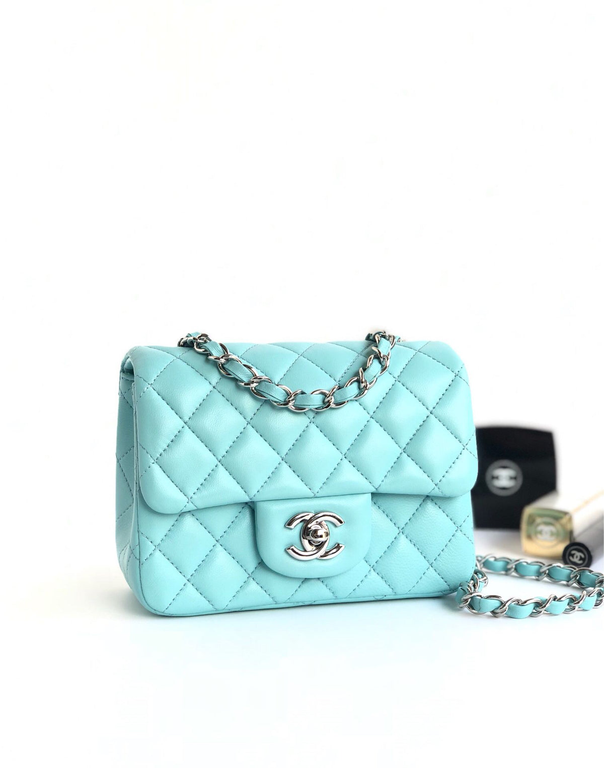 Fang Fatzi Mini 17cm CF has a very feminine elegance and inherits classics. It is listed as the historical sales champion and is an indispensable piece in every pink fan’s wardrobe. 17cm650 Sheepskin