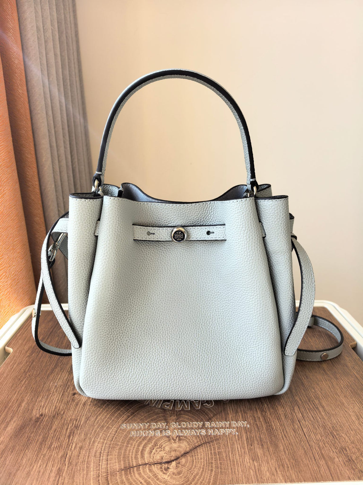 Toryburch's brand new drawstring shopping tote bag with serial number 923 ROMY is a portable crossbody bucket bag made of delicate and thick cowhide material with a soft waist contour. It is the ultimate daily handbag with light weight and spacious interi