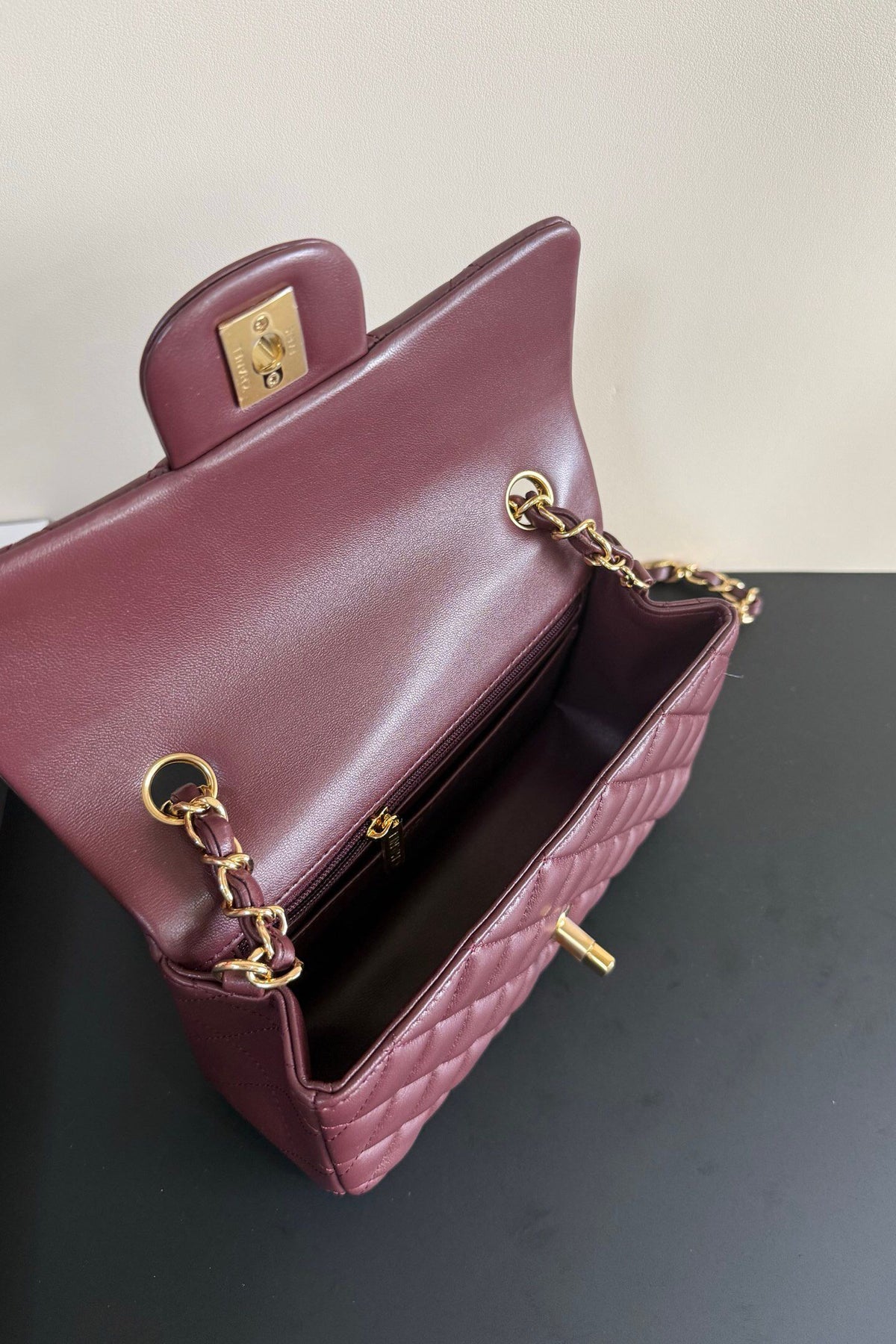 Upgraded version (full leather inside and outside) CF 20cm lambskin. Exclusive good product on the market. Please see the pictures for leather details and workmanship. It is perfect. Welcome to compare. 116 maroon gold buckle.