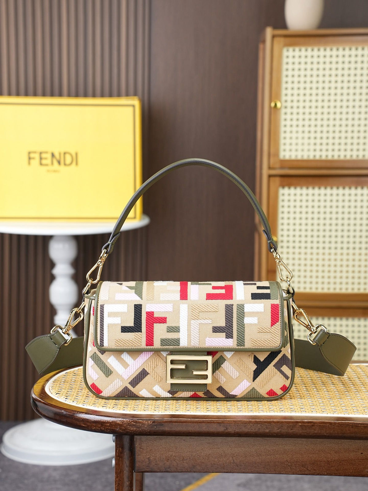 Model 18004, size 266.5 x 13.5 cm, top-grade original FENDI, popular classic Baguette. The raw material is made of high-quality canvas craftsmanship. The entire bag features double FF three-dimensional embroidery with an unparalleled texture. It comes