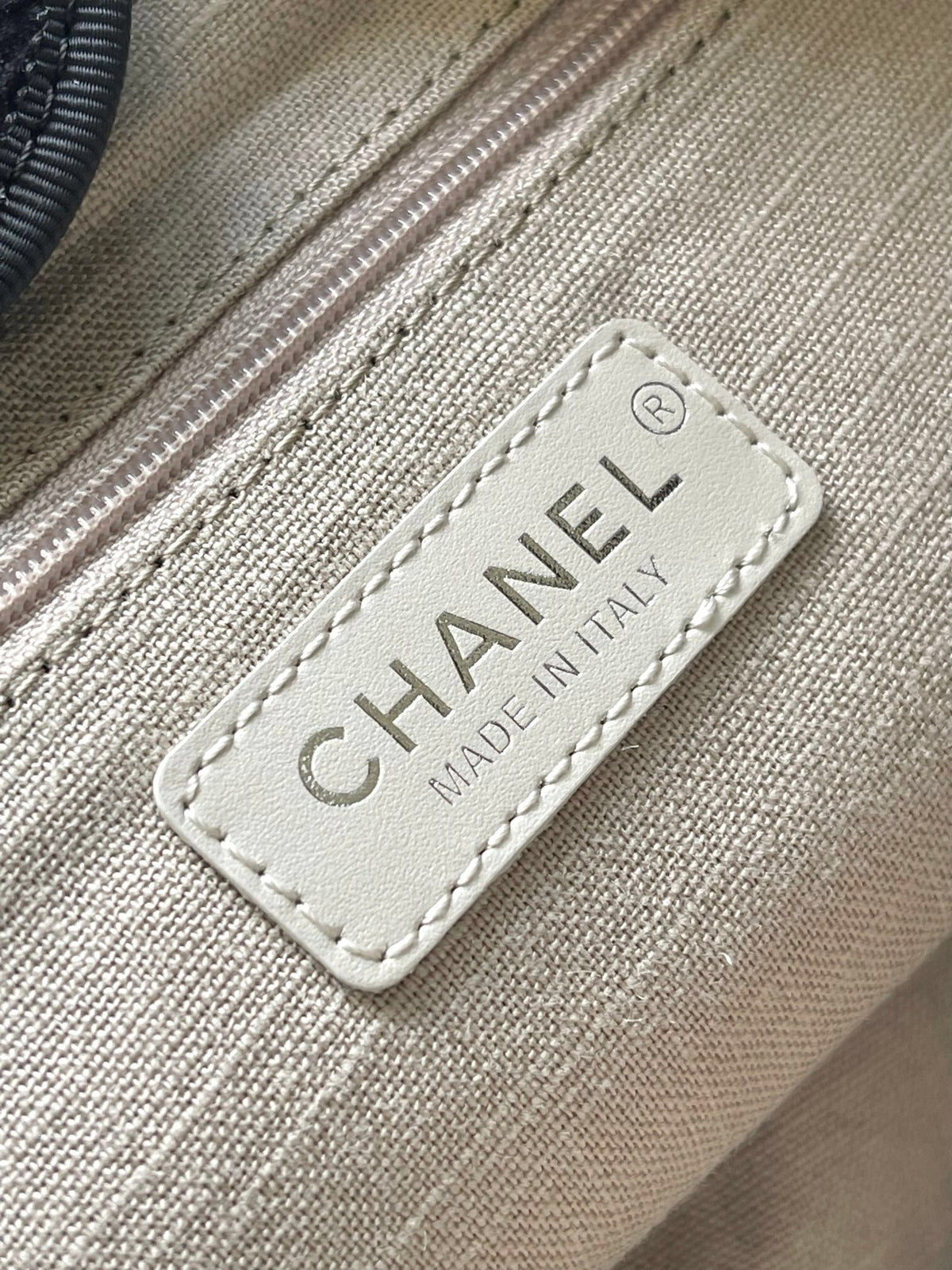 CHANEL26A small beach bag tweed silver wire + all steel hardware