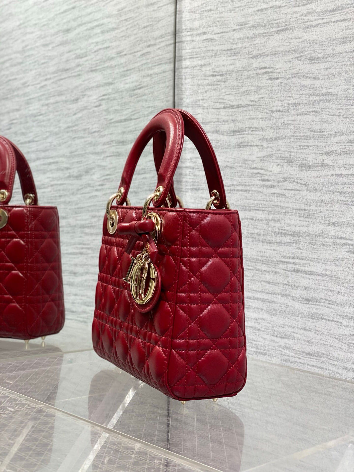 Cherry red ready-made Lady's latest four-lattice bow Diana bag. It is carefully made of lambskin. It is a must-have Princess Diana bag for everyone. It is charming, elegant and full of aura. It is also full of femininity when carried cross-body. Classic