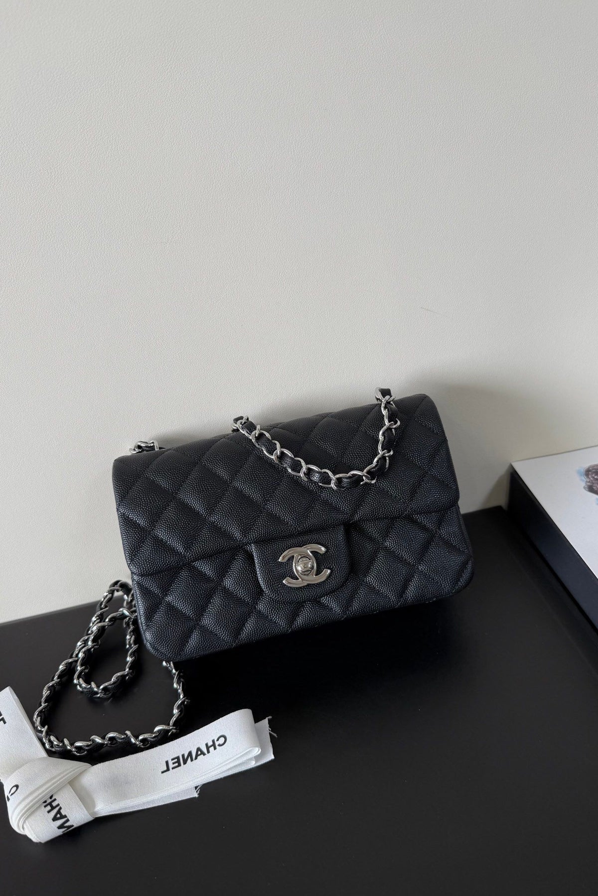 CF upgraded version of 116 Caviar "Classic Flap" classic flap bag. Customized calfskin from imported channels with fine ball grain. First-class calfskin caviar with both graininess, gloss and softness. Classic rhombus design and leather-pierced metal