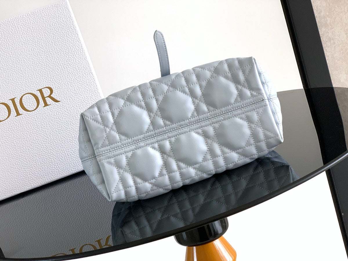 This Toujours handbag debuted at the 2023 spring and summer collection show. It has a casual and practical design with a unique style. It is made of ice blue cow leather and is decorated with oversized cannage pattern topstitching. Spacious internal compa