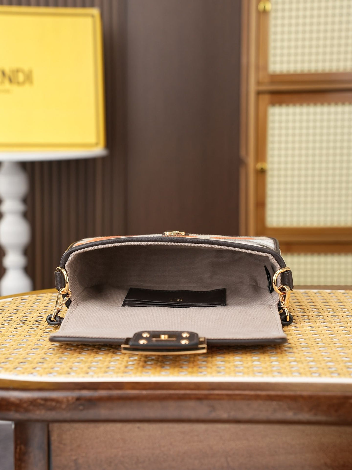 Model 6004, small size 20cm, FENDI's popular classic Baguette, crafted from high-quality canvas with advanced techniques. The entire bag features double FF three-dimensional embroidery, boasting an unparalleled texture. It comes with a detachable shoulder