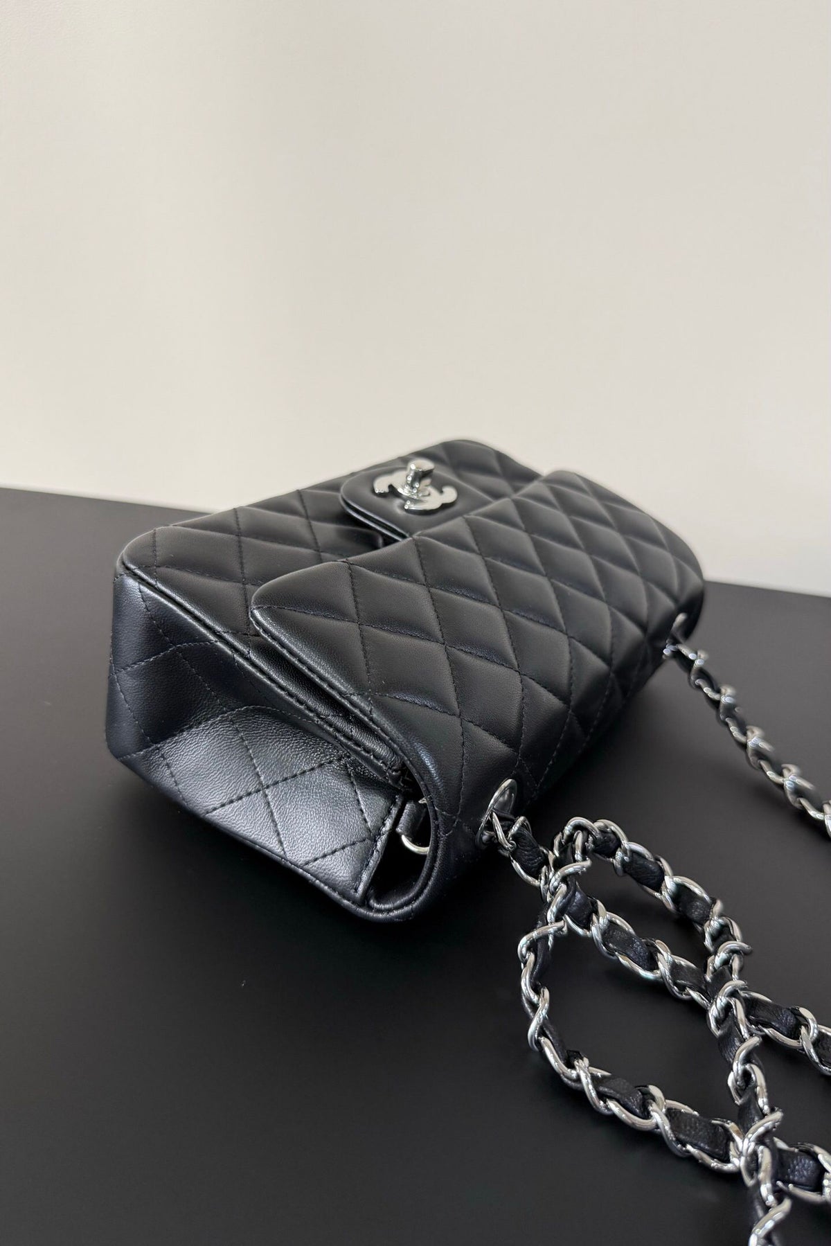 Upgraded version (full leather inside and outside) CF 20cm lambskin. Exclusive product in the market. Please see the pictures for leather details and workmanship. It is perfect. Welcome to compare. 116