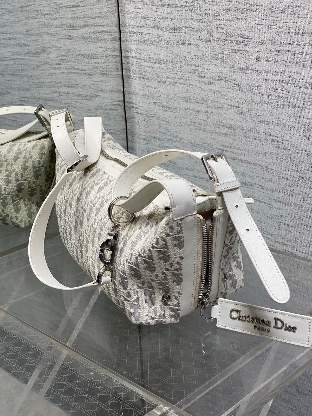 Small size in stock Journey white gray cloth silver buckle series It feels so summery. The white gray cloth fabric is matched with milky white calfskin. The light color looks fresh and healing. The hobo bag has a relaxed feeling. The shape of the bag is