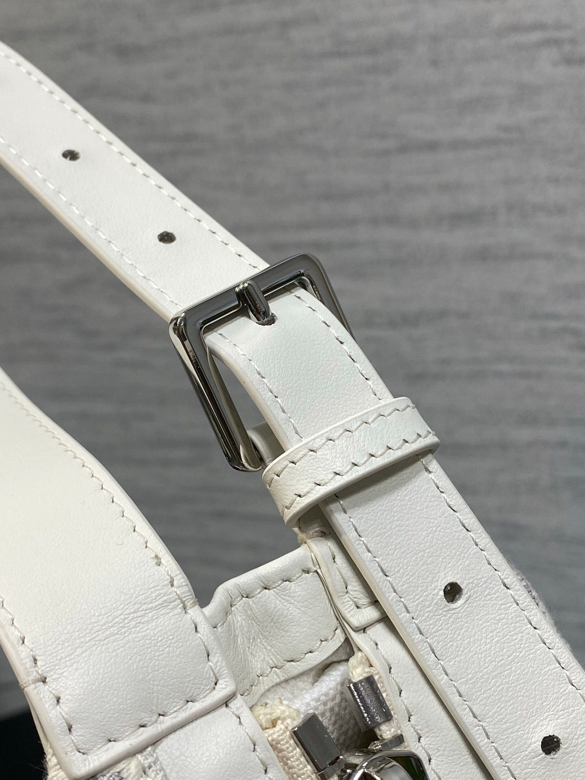 Small size in stock Journey white gray cloth silver buckle series It feels so summery. The white gray cloth fabric is matched with milky white calfskin. The light color looks fresh and healing. The hobo bag has a relaxed feeling. The shape of the bag is