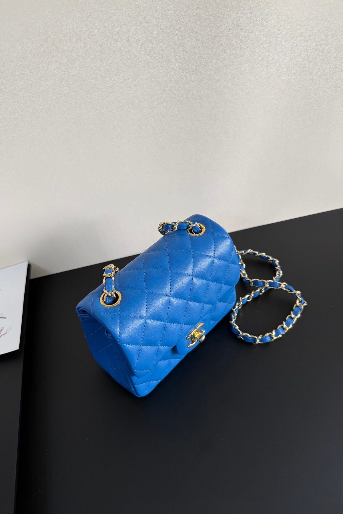 Electric Blue Classic Flap Classic Cf Square Fatty is back in stock. It is exquisite and durable. It is a timeless style that can be matched with anything.