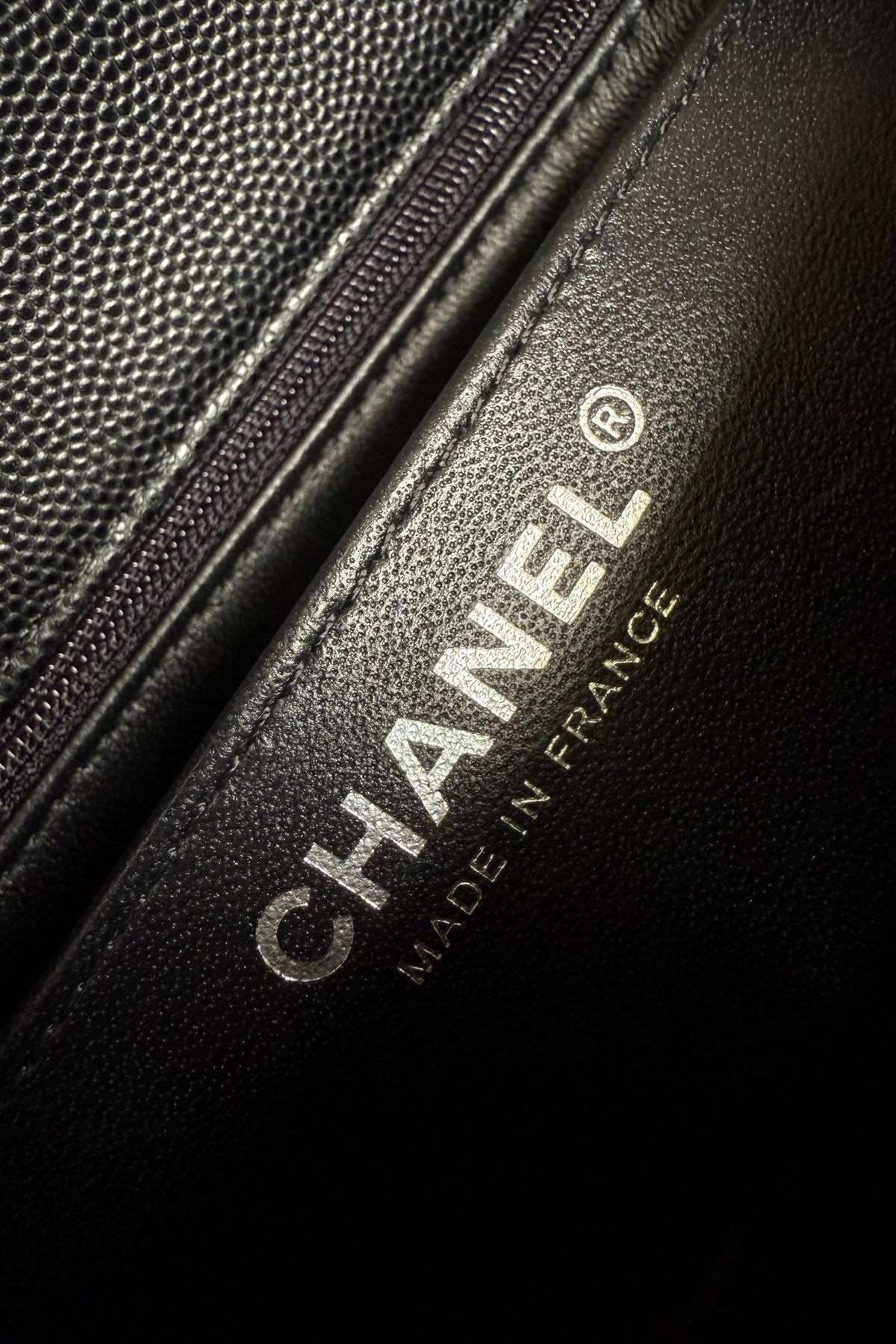 CF upgraded version of 116 Caviar "Classic Flap" classic flap bag. Customized calfskin from imported channels with fine ball grain. First-class calfskin caviar with both graininess, gloss and softness. Classic rhombus design and leather-pierced metal