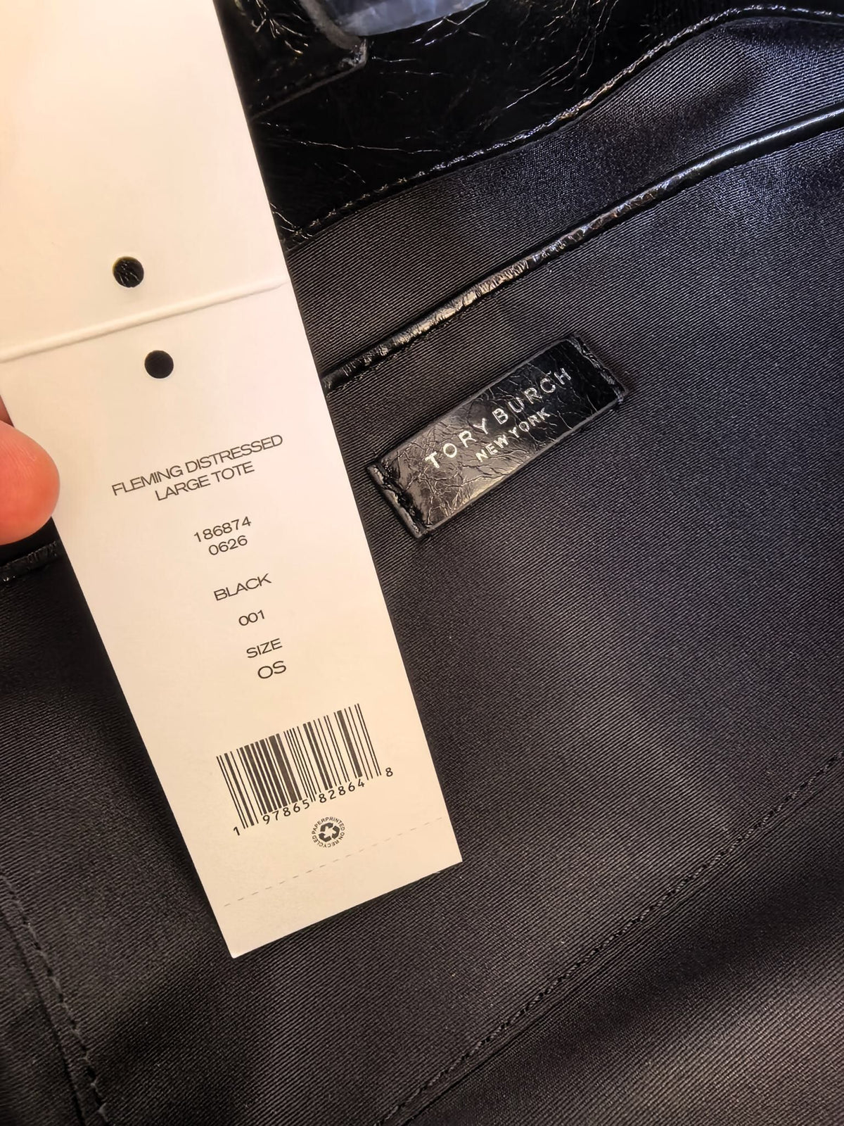 Oil wax black TORY BURCH FLEMING DISTRESSED LARGE TOTE Lingge tramp bag Oil wax cowhide+classic Lingge quilting texture Soft and wear-resistant metal chain shoulder belt Slightly retro drawstring design Super loose bag type Random change capacity Large