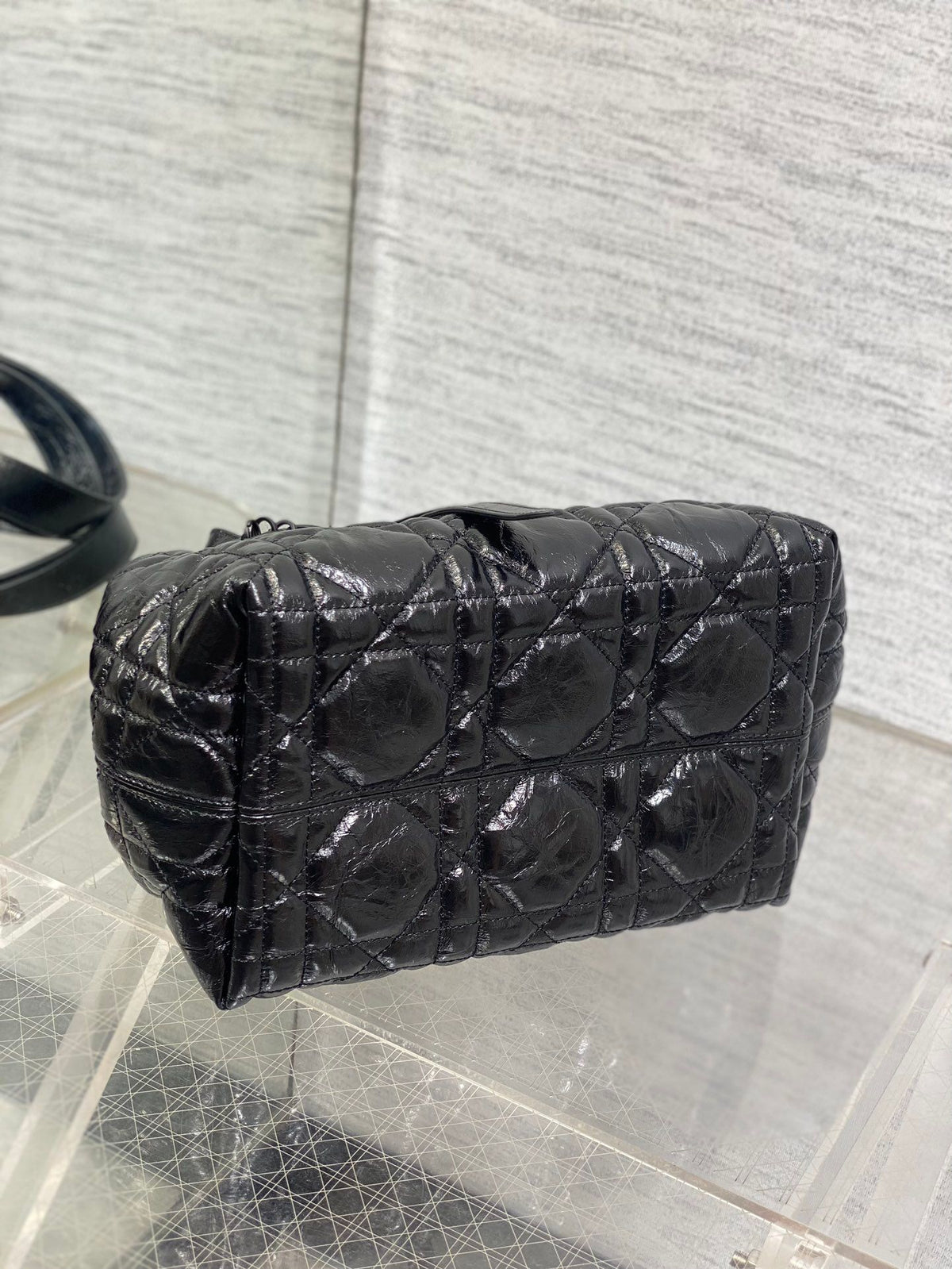 The small oil waxed leather is in stock. Take Toujours with you when traveling. The oversized rhombus design is paired with classic letter accessories. It is very modern and fashionable. The structure of the bag is very soft. The calfskin material is