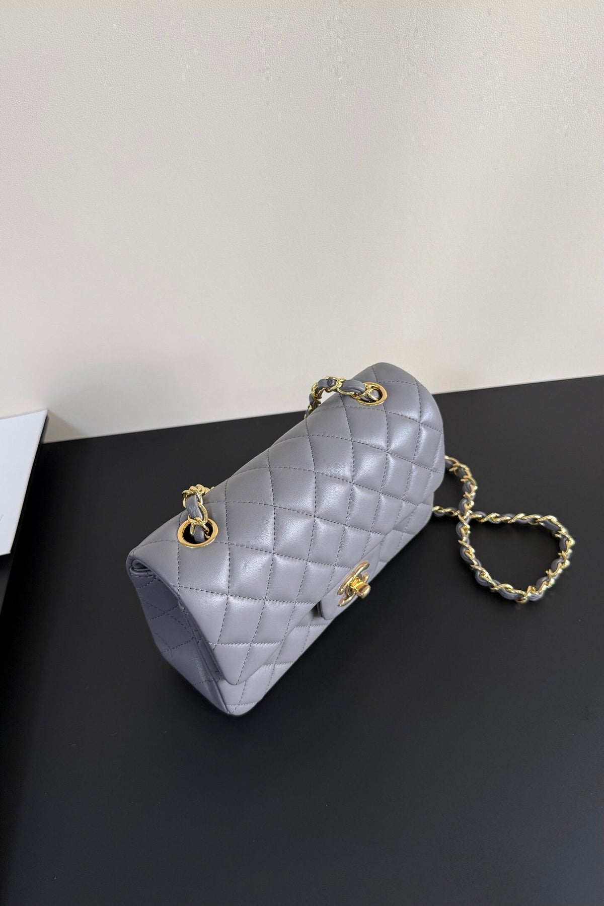 Upgraded version (full leather inside and outside) CF 20cm lambskin. Exclusive product in the market. Please see the pictures for leather details and workmanship. It is perfect. Welcome to compare. 116 Gray Gold