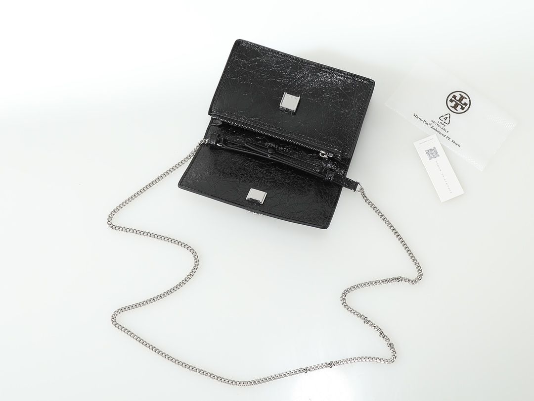 Oil wax leather Tory torch new product mini kira oil wax leather Kira series newly released. This retro texture is matched with a new chain handle, exquisite and fashionable black silver color scheme, classic and versatile, especially high-end
