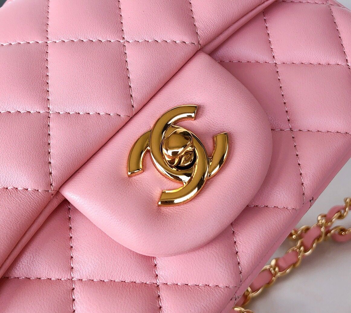 Fang Fatzi Mini 17cm CF has a very feminine elegance and inherits classics. It is listed as the historical sales champion and is an indispensable piece in every pink fan’s wardrobe. 17cm650 Sheepskin
