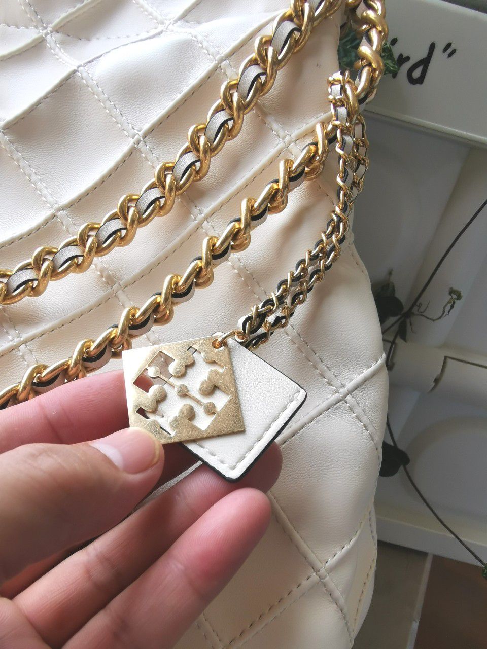 TORY BURCH shopping bag is carefully crafted with soft leather and infused with diamond shaped pleats for a soft and personalized look. The bag size is 363011