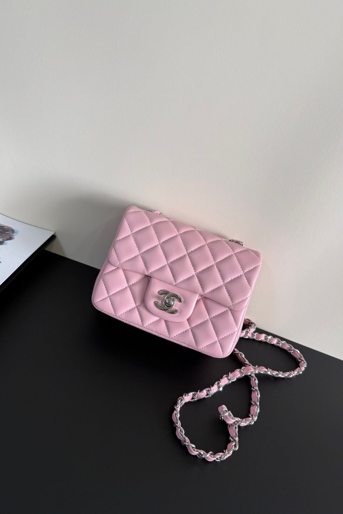 Pink silver buckle Classic Flap classic Cf square fat return is exquisite and durable. It is a timeless style that can be matched with anything.