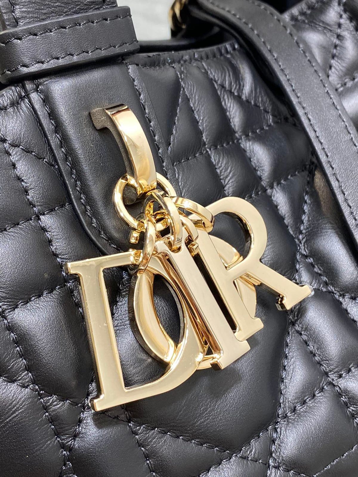 The small black size is in stock. Take Toujours with you when traveling. The oversized rhombus design is matched with classic letter accessories. It is very modern and fashionable. The structure of the bag is very soft. The calfskin material is full of