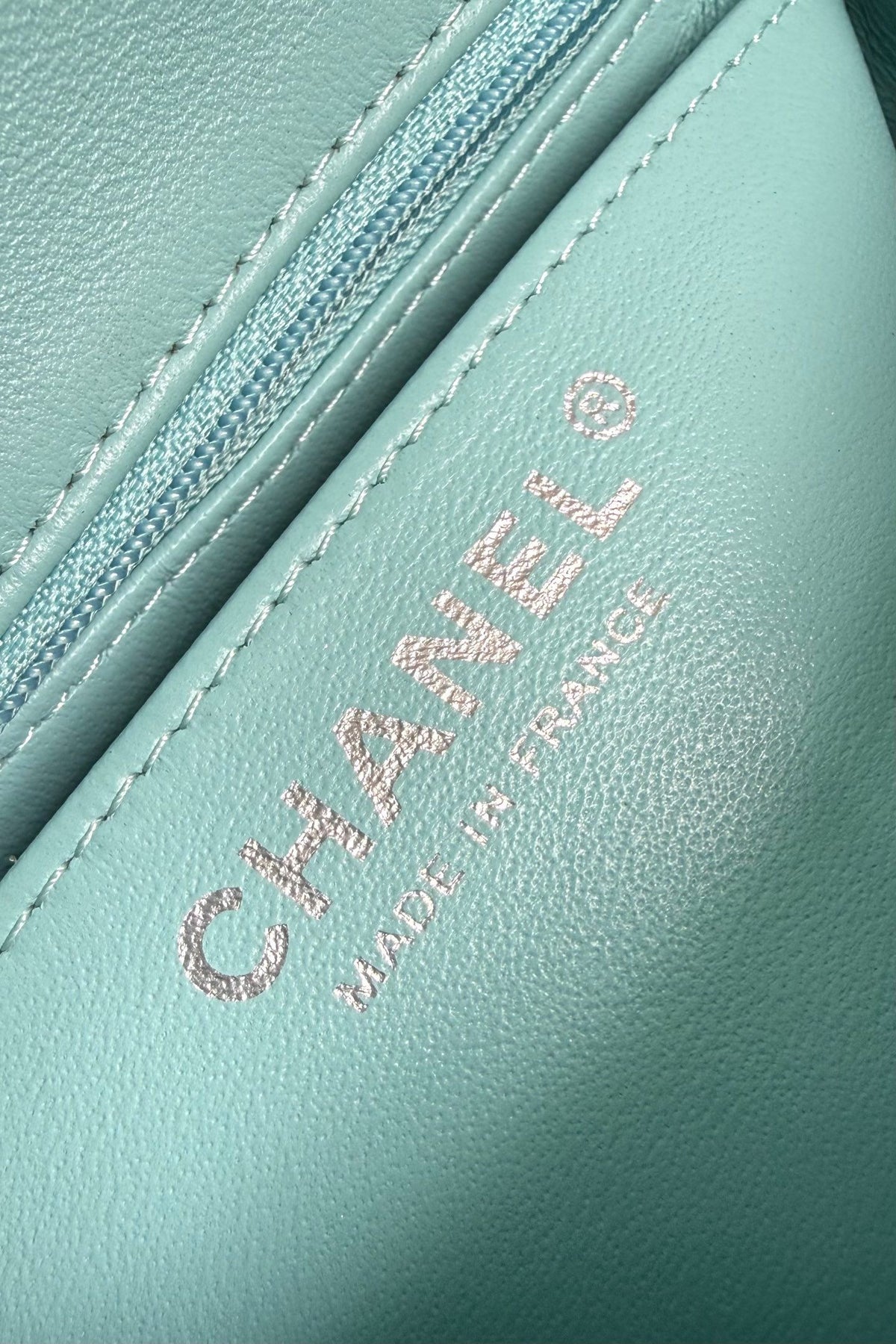 Tiffany Blue Silver Buckle Classic Flap Ten Thousand Years Classic Cf Square Fatty Return is exquisite and durable. A timeless style that can be matched with anything.