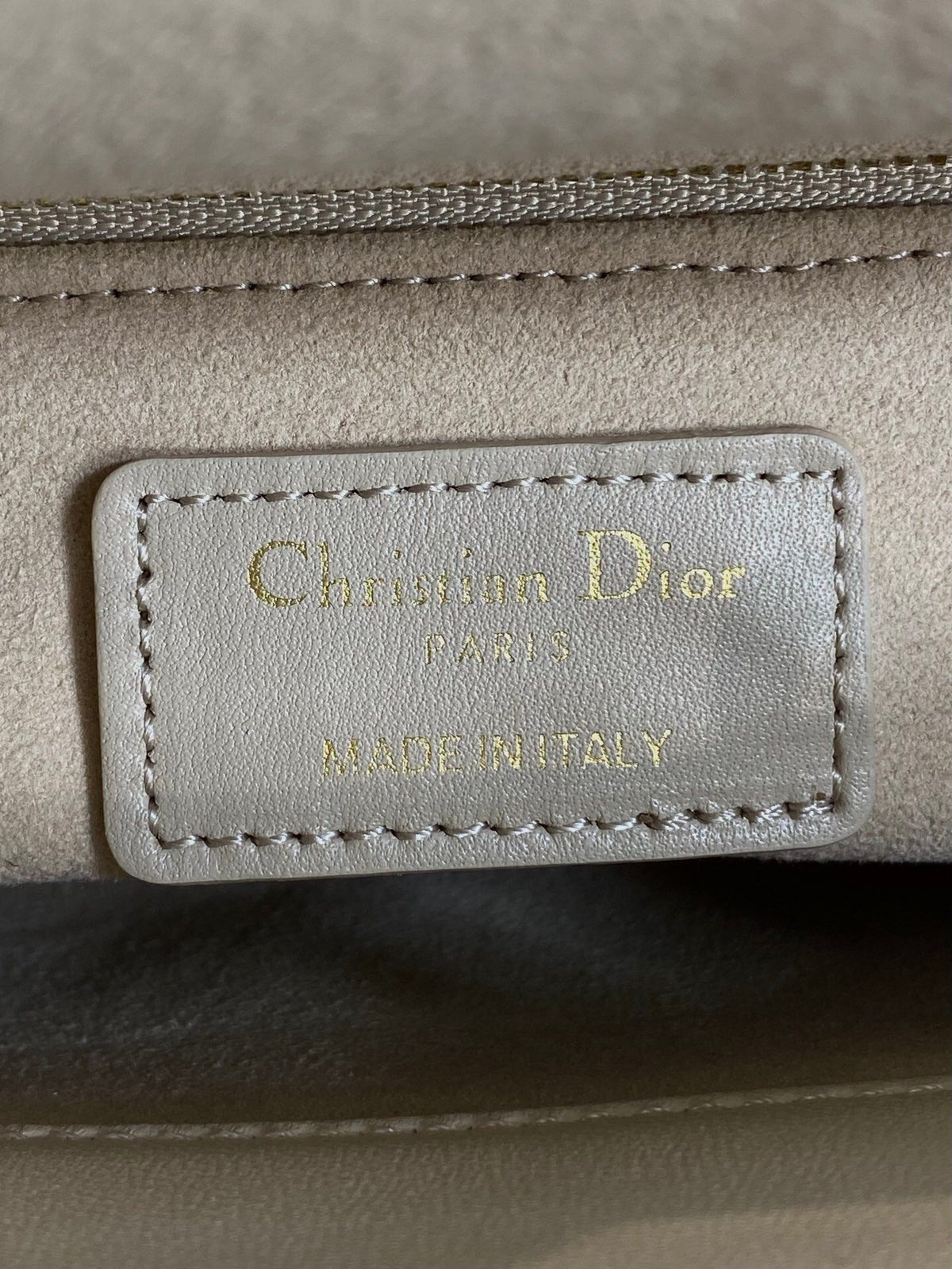 Classic Lady's latest bow-tie Princess Diana bag. A must-have three-compartment bag for everyone. Charming, elegant and full of aura. It is also full of femininity when carried cross-body. Classic fashion style. This beautiful bag is available on Instagra