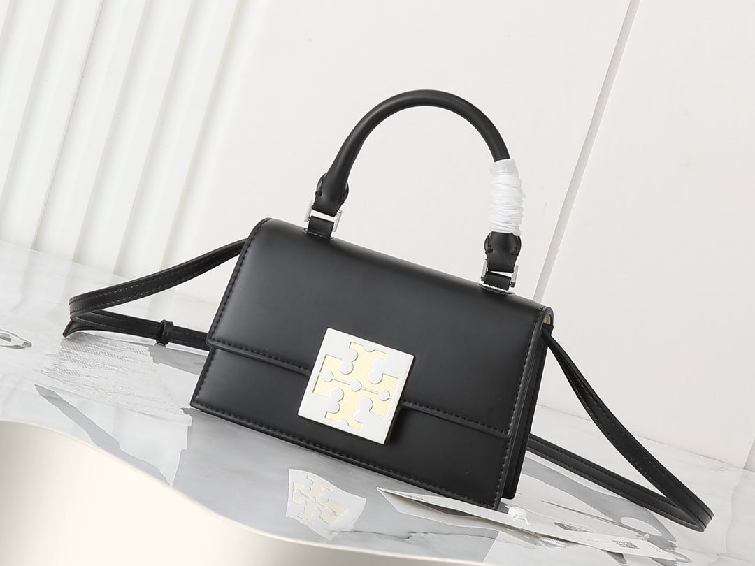The 290 new bon bon handbag has a compact and sweet design, with pockets on both the inside and outside, and a detachable chain crossbody strap for a charming modern look. The flip cover is equipped with a magnetic snap button