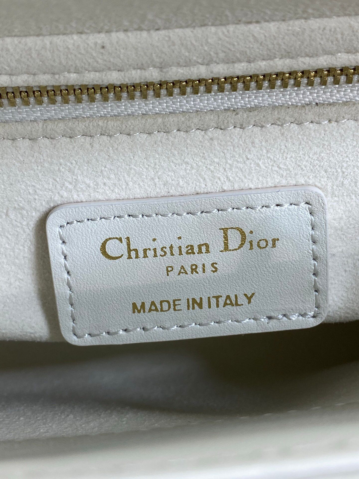 Classic Lady's latest bow-tie Princess Diana bag. A must-have three-compartment bag for everyone. Charming, elegant and full of aura. It is also full of femininity when carried cross-body. Classic fashion style. This beautiful bag is available on Instagra