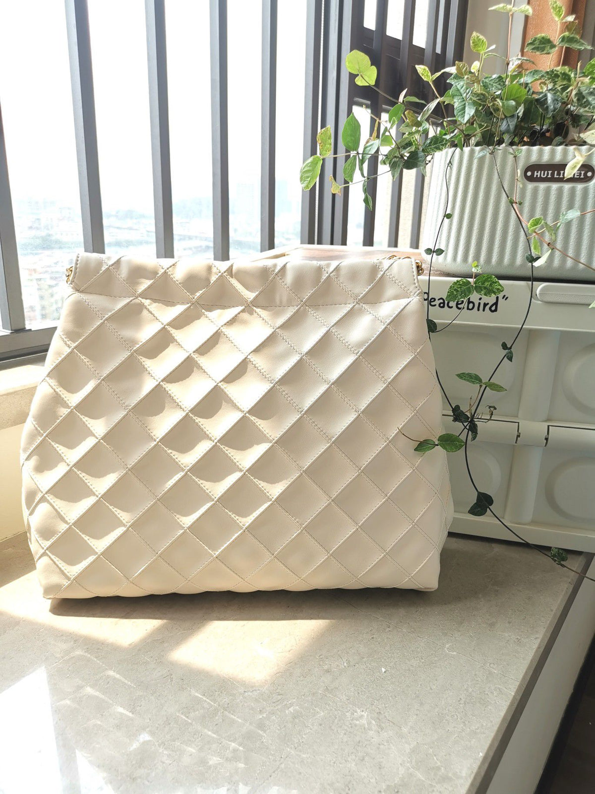 TORY BURCH shopping bag is carefully crafted with soft leather and infused with diamond shaped pleats for a soft and personalized look. The bag size is 363011