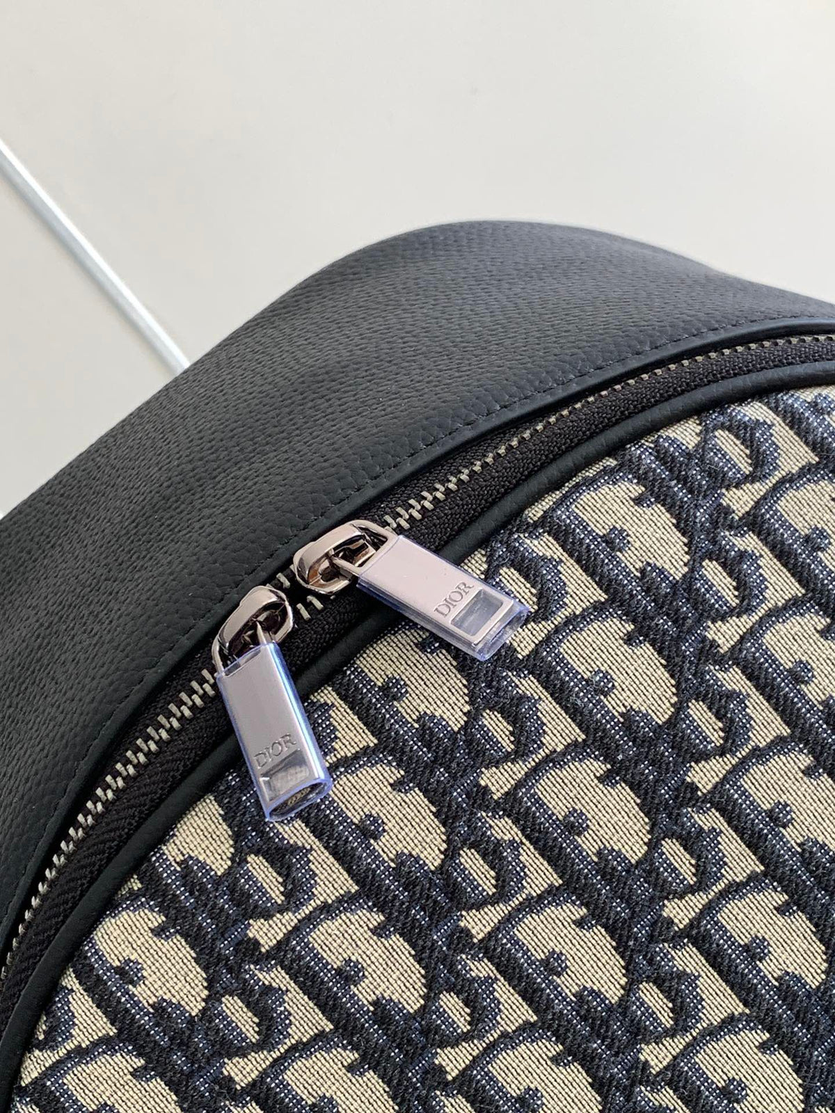 This saddle zippered shoulder bag is new for the 2024 winter series. It adopts a fashionable original design to highlight the saddle style. It is carefully made of beige and black Oblique printed fabrics and decorated with black grained calfskin leather