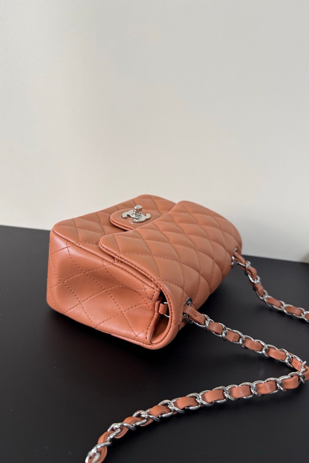 Caramel color silver buckle Classic Flap classic Cf square fat return is exquisite and durable. It is a timeless style that can be matched with anything.