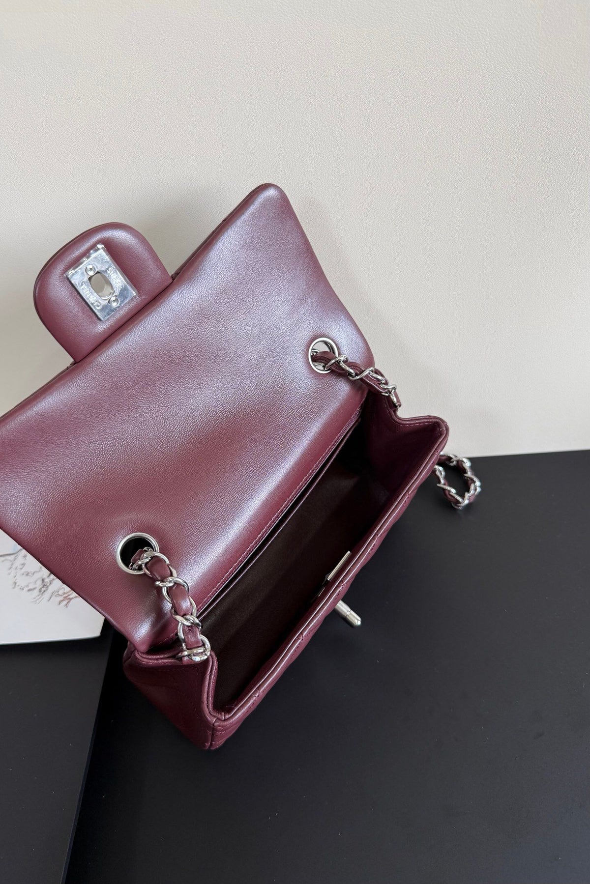 Upgraded version (full leather inside and outside) CF 20cm lambskin. Exclusive good product on the market. Please see the pictures for leather details and workmanship. It is perfect. Welcome to compare. 116 maroon silver buckle.