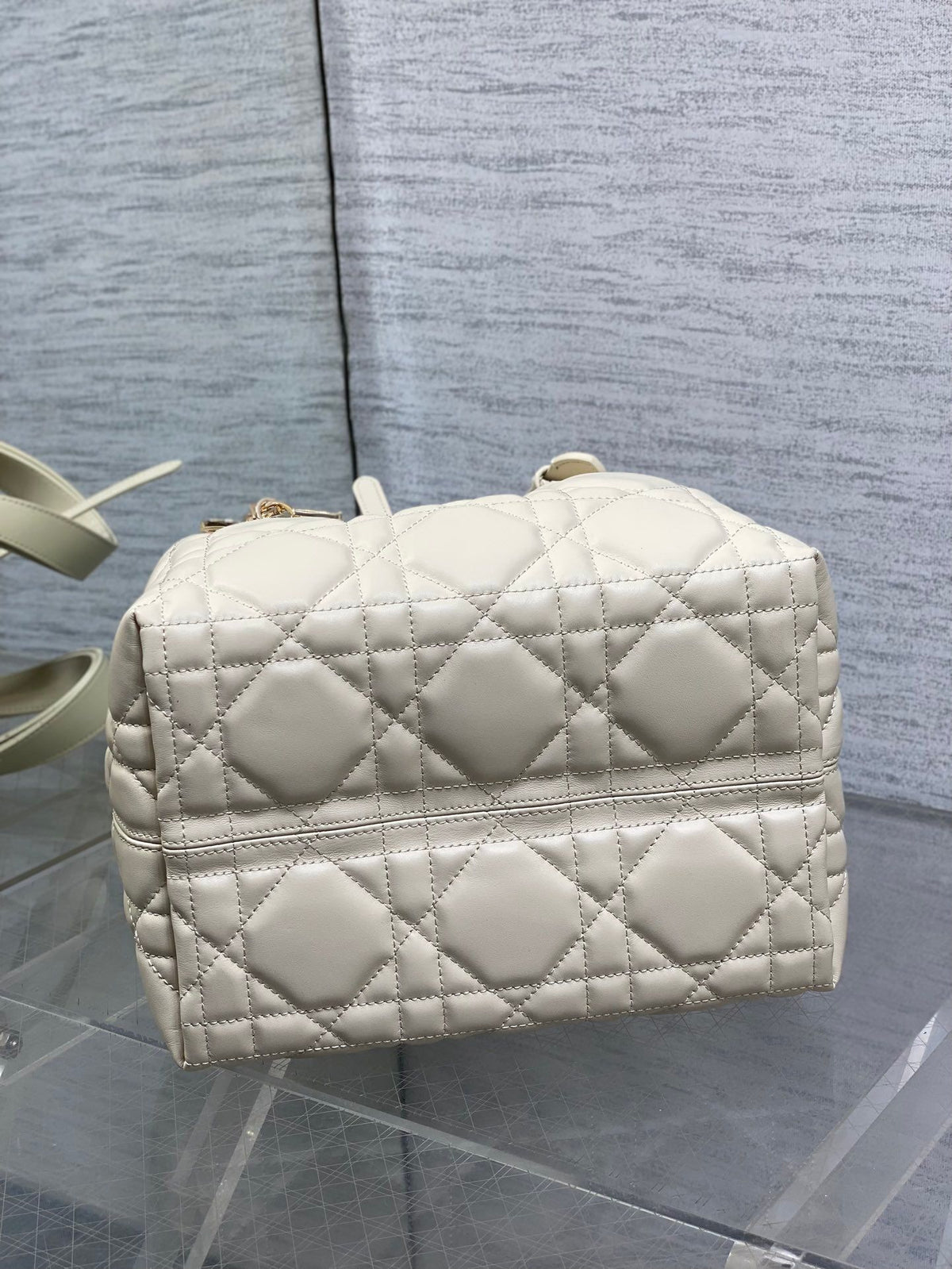 Small size spot Toujours series brick cabinet latest ivory white is a bit too beautiful. The bag color is super tender, super summer, and the design of the super large diamond grid is matched with classic letter accessories, modern and fashionable. The