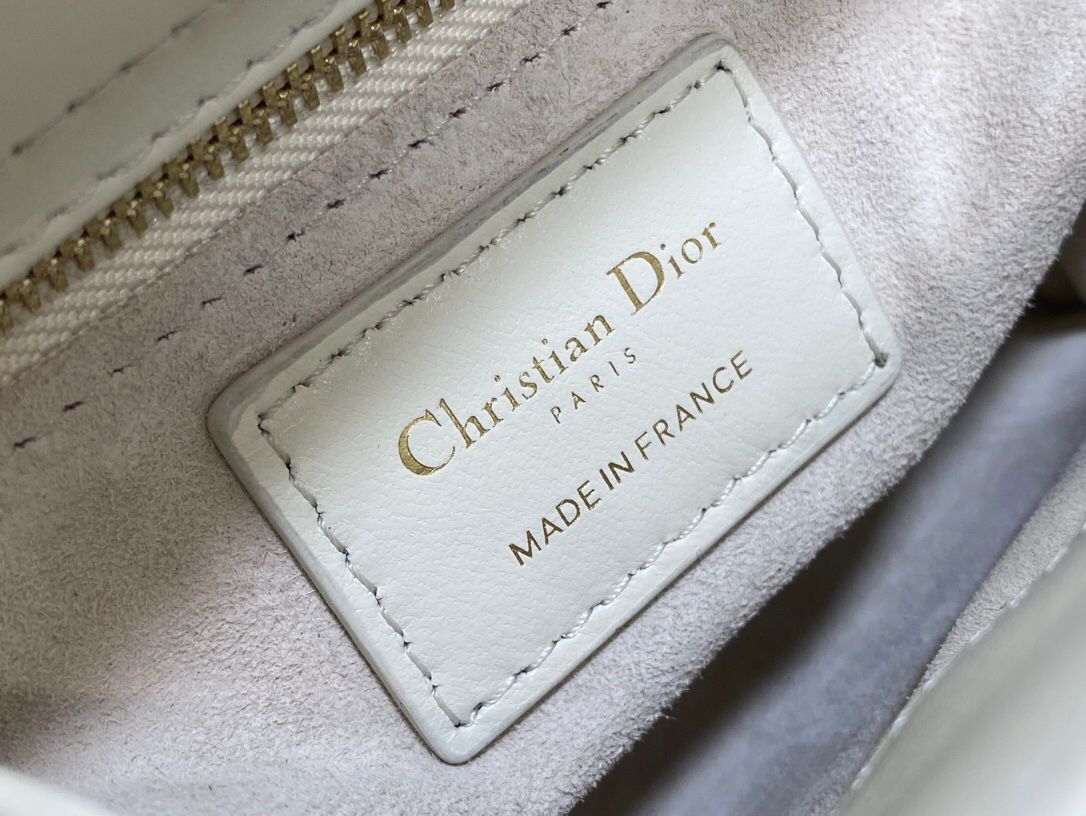 White ready-made Classic Lady bag. A must-have three-compartment bag for everyone. Charming, elegant and full of aura. It is also full of femininity when carried cross-body. Classic fashion style. This beautiful bag is available on Instagram and many