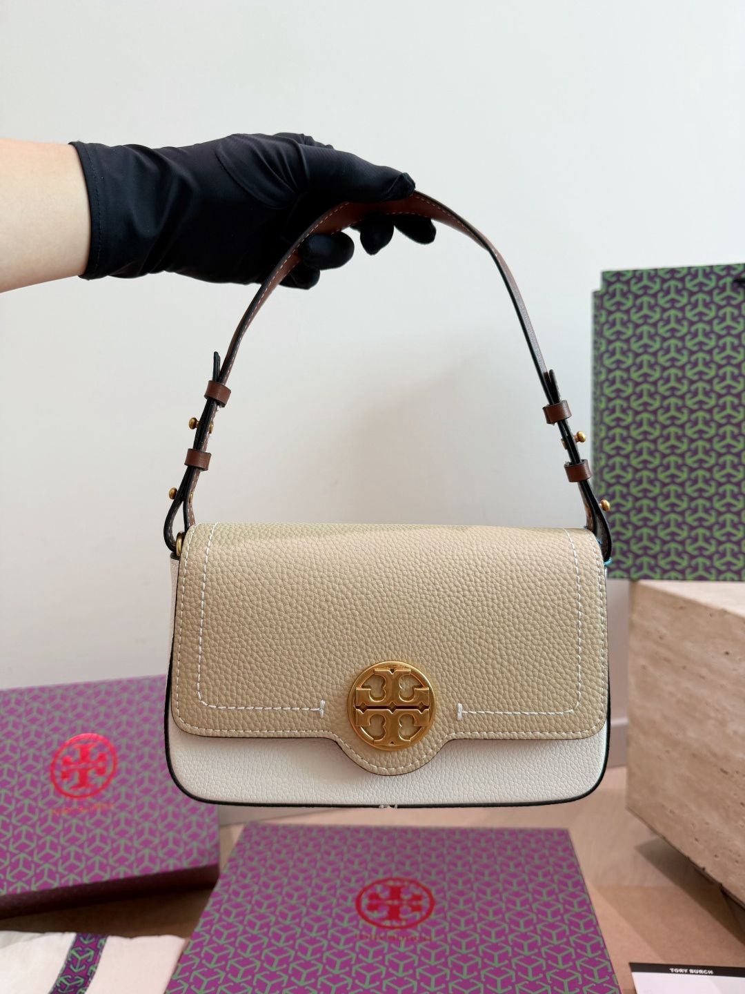 The leather Tory Burch bag is of moderate size Original order, custom made with origin label, imported fabric, super good texture and feel, durable and shiny hardware, non fading, single shoulder crossbody bag, fashionable and versatile, everything looks