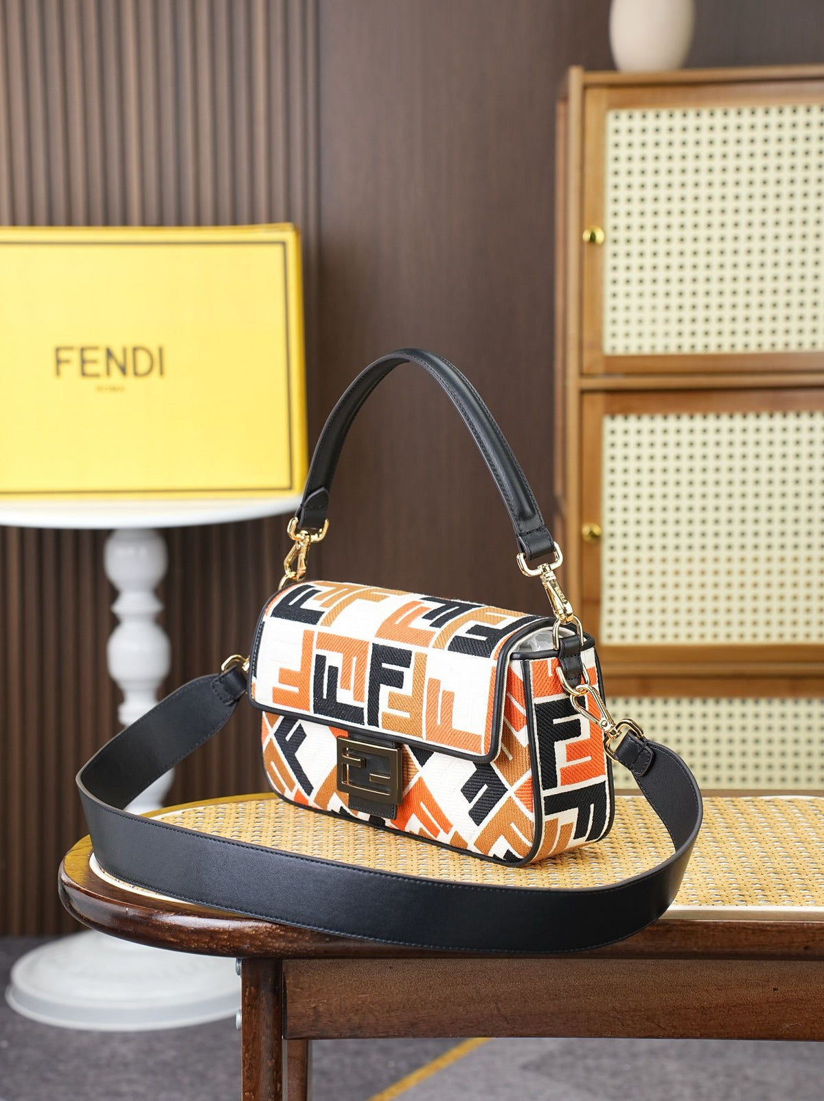 Model 18004, size 266.5 x 13.5 cm, top-grade original FENDI, popular classic Baguette. The raw material is made of high-quality canvas craftsmanship. The entire bag features double FF three-dimensional embroidery, with an unparalleled texture. It comes