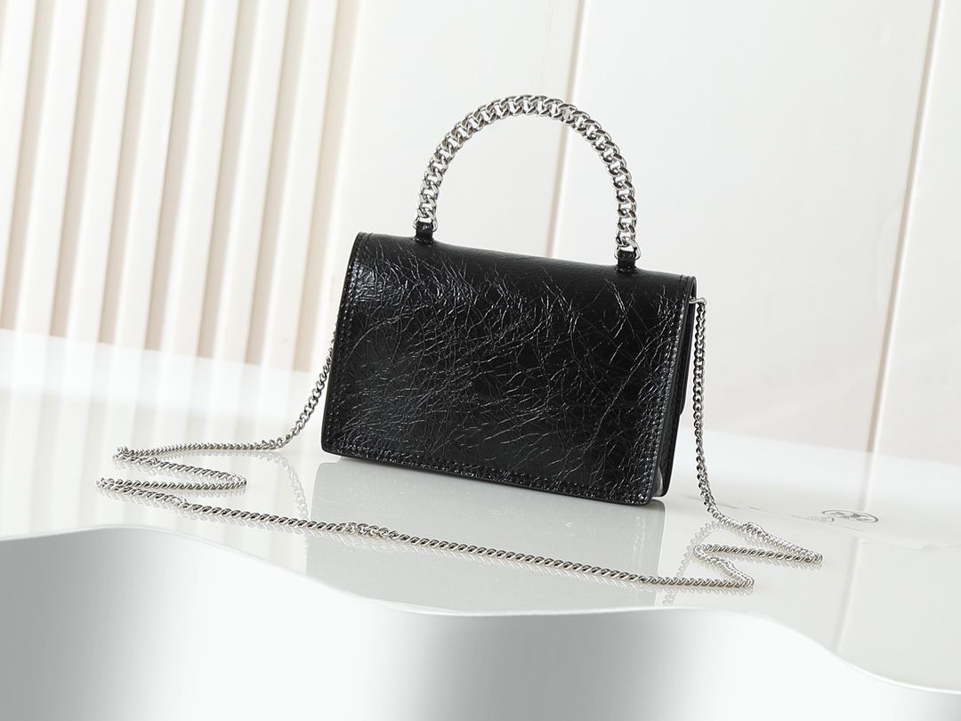 Oil wax leather Tory torch new product mini kira oil wax leather Kira series newly released. This retro texture is matched with a new chain handle, exquisite and fashionable black silver color scheme, classic and versatile, especially high-end