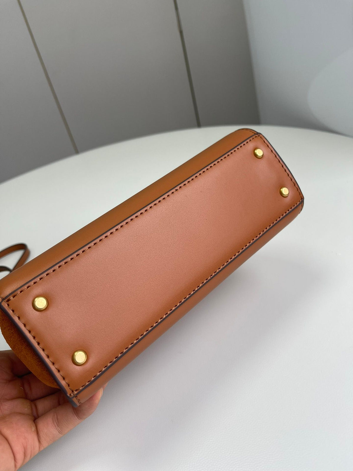Number 086, TORY BURCH. New Eleanor leather handbag with exquisite suede trim. The bag has a clean and crisp body, and the iconic double T logo is three-dimensional and eye-catching. Exquisite craftsmanship. It can be lifted with a handle or removed