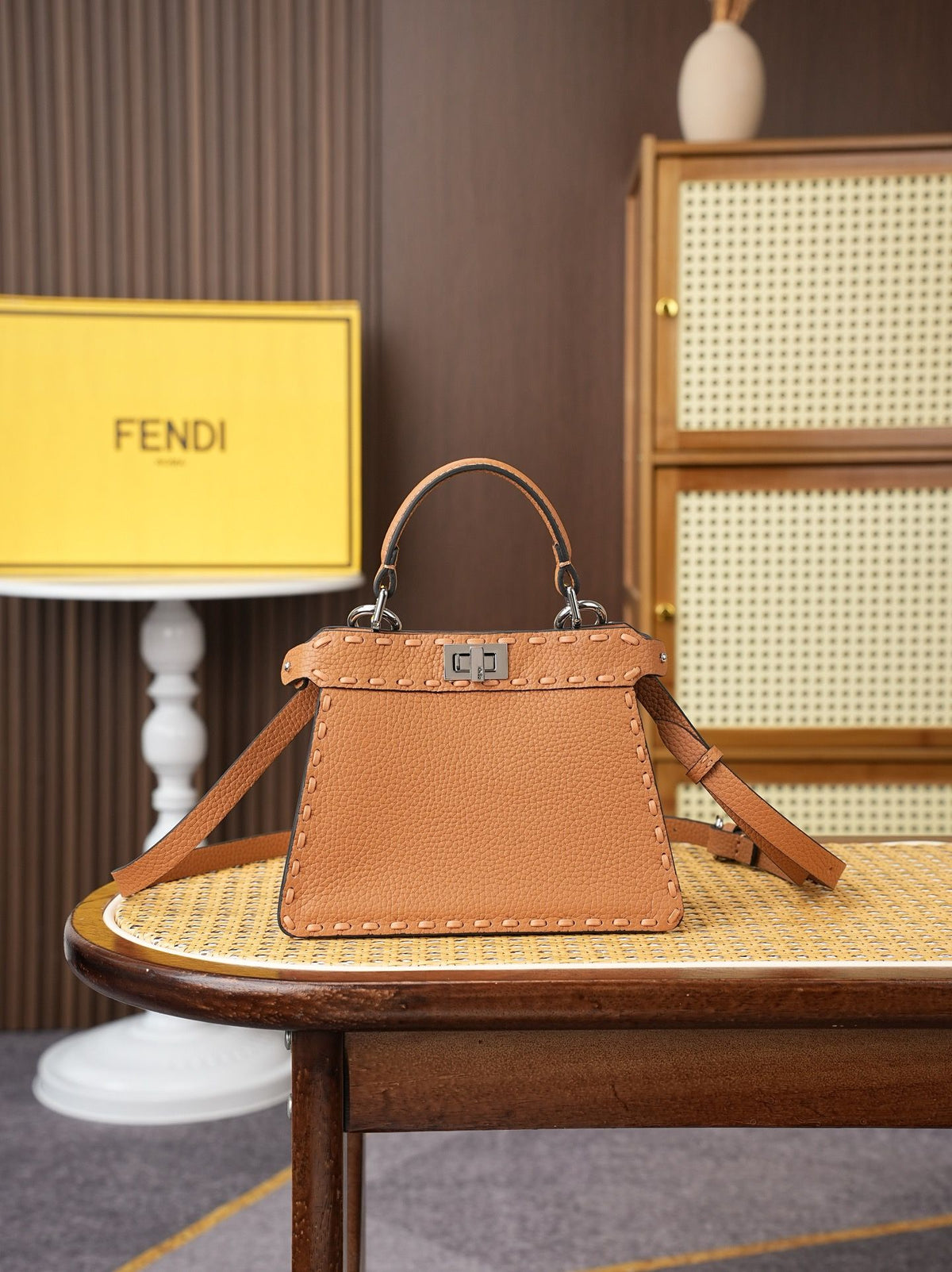 Model 15009 Honey Brown Size 20cm Details Honey Brown Hand sewn Peekaboo ISeeU Medium Handbag Litchi Pattern Calfskin Material with Classic Twisted Lock Soft Nappa Leather Lining on Both Sides Separated by Hard Separations with Buckle Internal Pocket