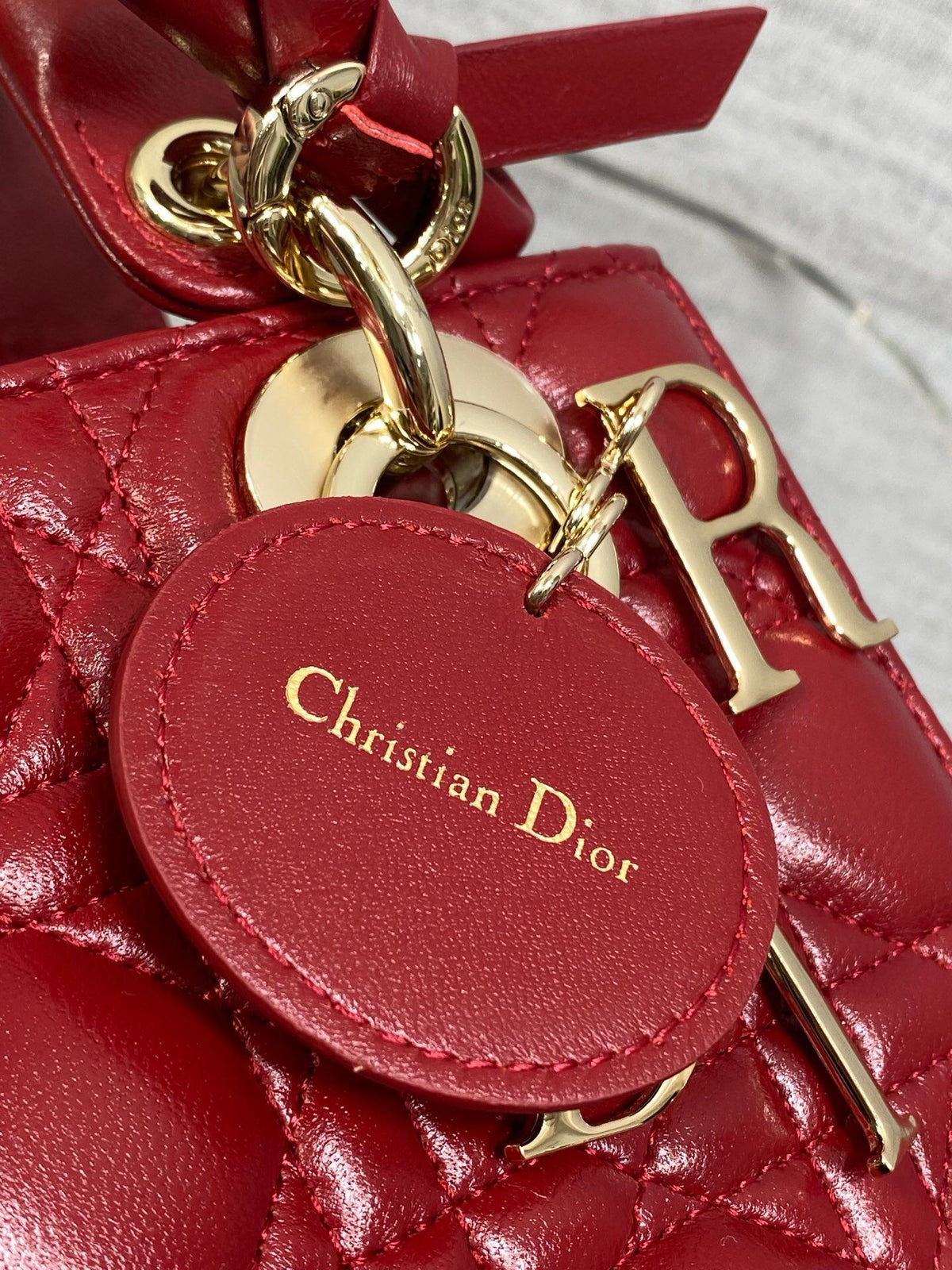 Cherry red ready-made Lady's latest four-lattice bow Diana bag. It is carefully made of lambskin. It is a must-have Princess Diana bag for everyone. It is charming, elegant and full of aura. It is also full of femininity when carried cross-body. Classic