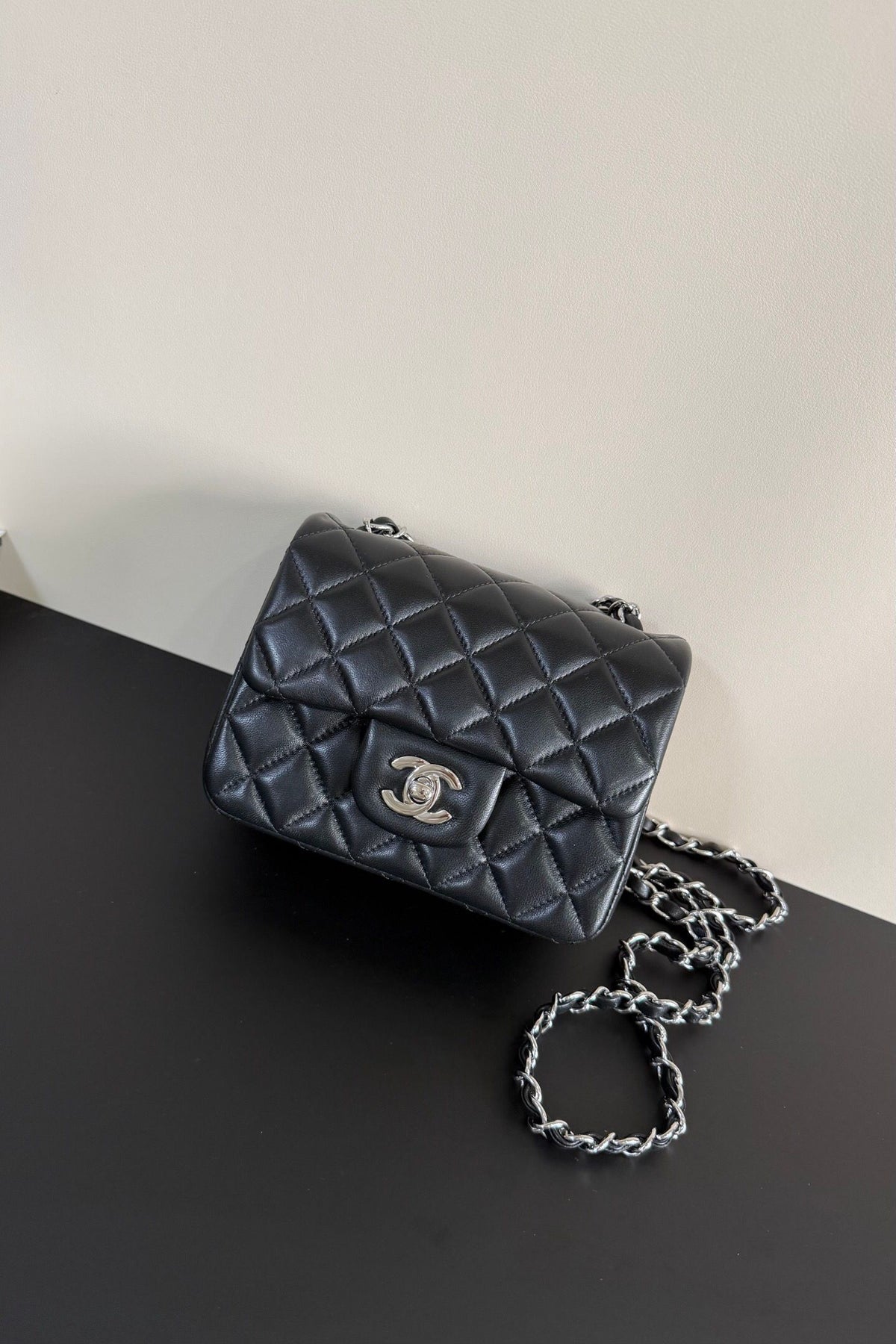 Black silver buckle Classic Flap classic Cf square fat return is exquisite and durable. It is a timeless style that can be matched with anything.