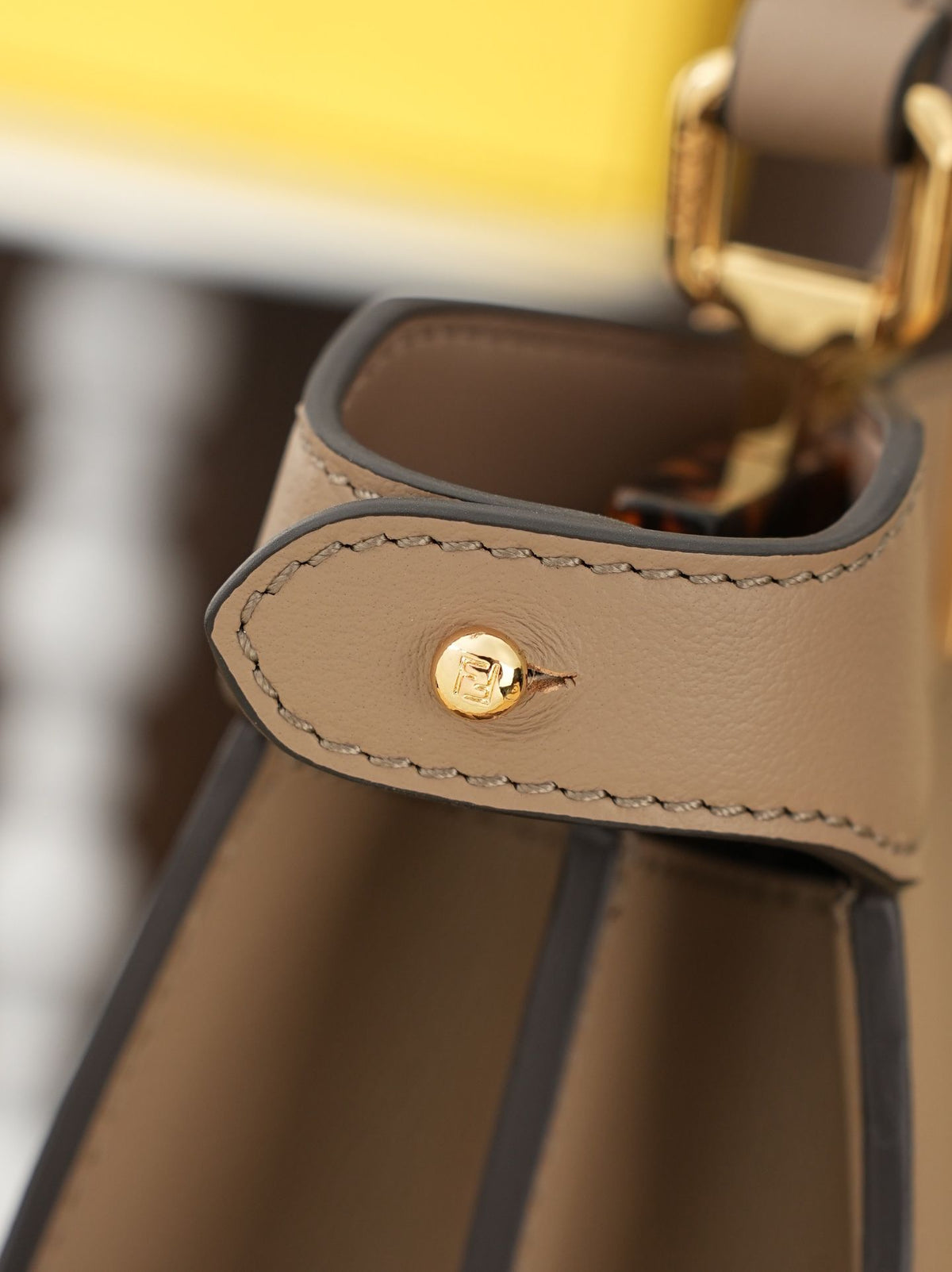In Model 8005, the dimensions are 27x21x9.5cm