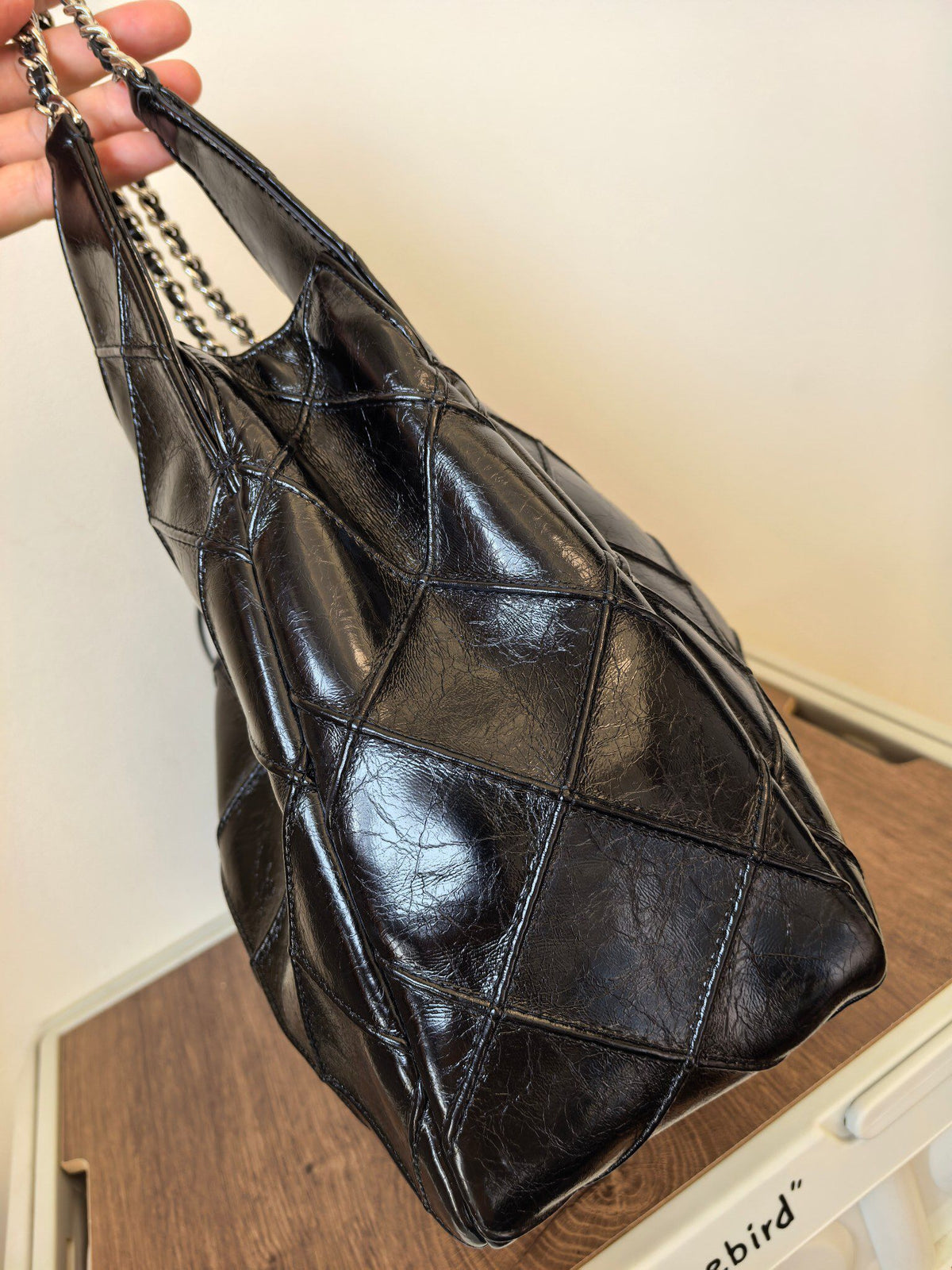 Oil wax black TORY BURCH FLEMING DISTRESSED LARGE TOTE Lingge tramp bag Oil wax cowhide+classic Lingge quilting texture Soft and wear-resistant metal chain shoulder belt Slightly retro drawstring design Super loose bag type Random change capacity Large