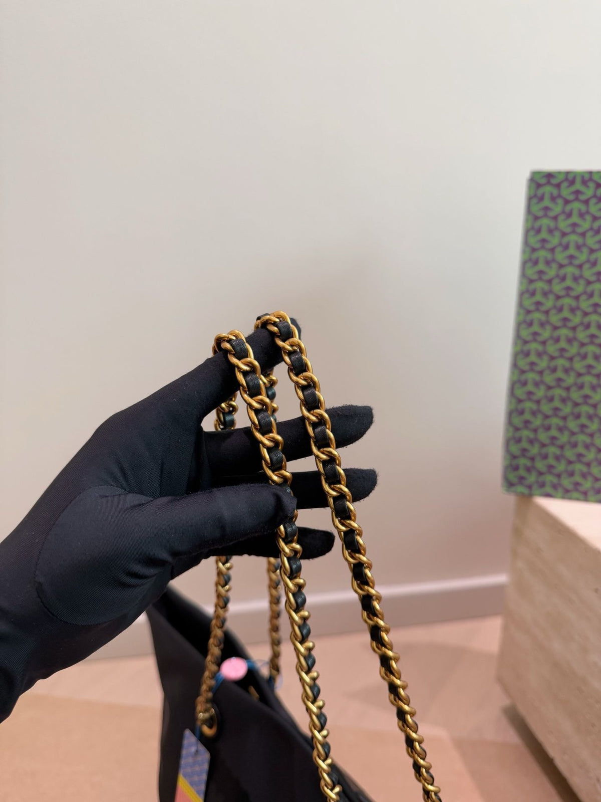 The Tory Burch shopping bag TB is full of classic texture
