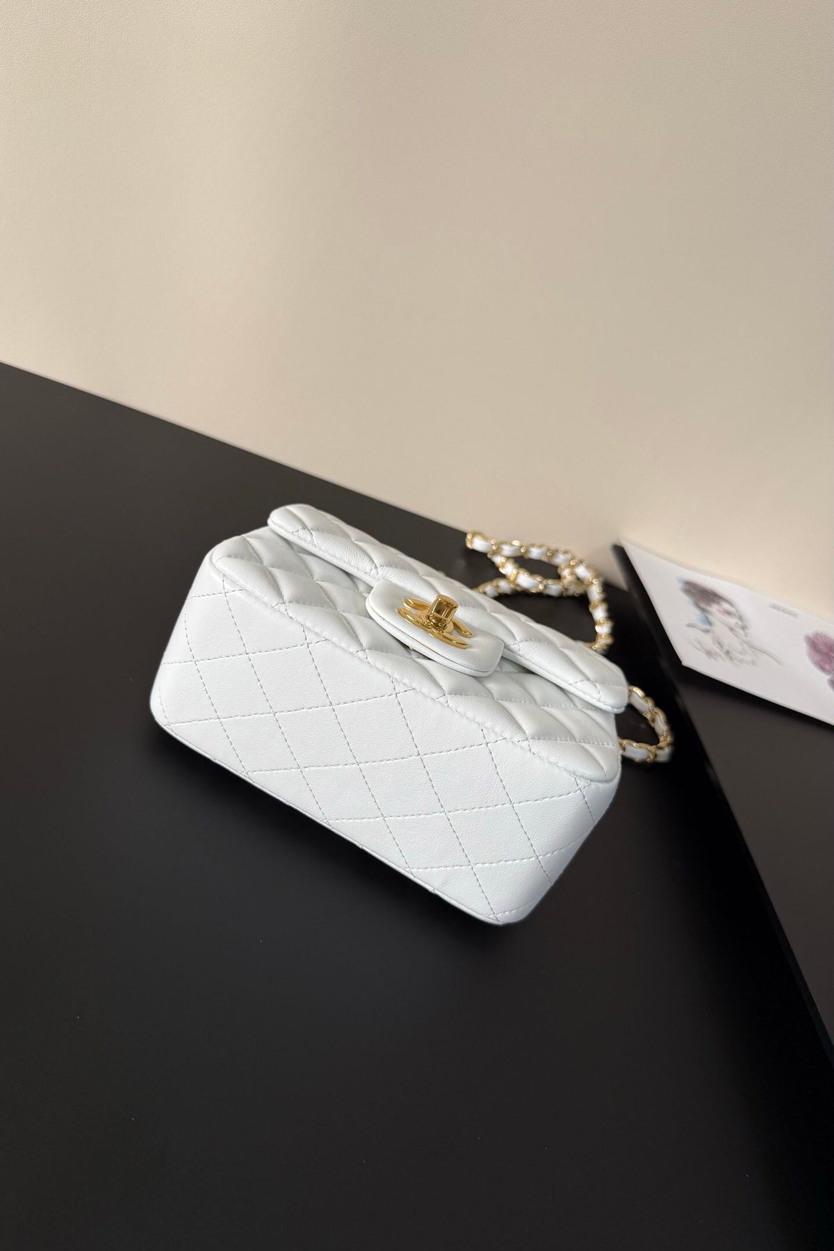 Pure white Classic Flap classic Cf square fat return is exquisite and durable. It is a timeless style that can be matched with anything.